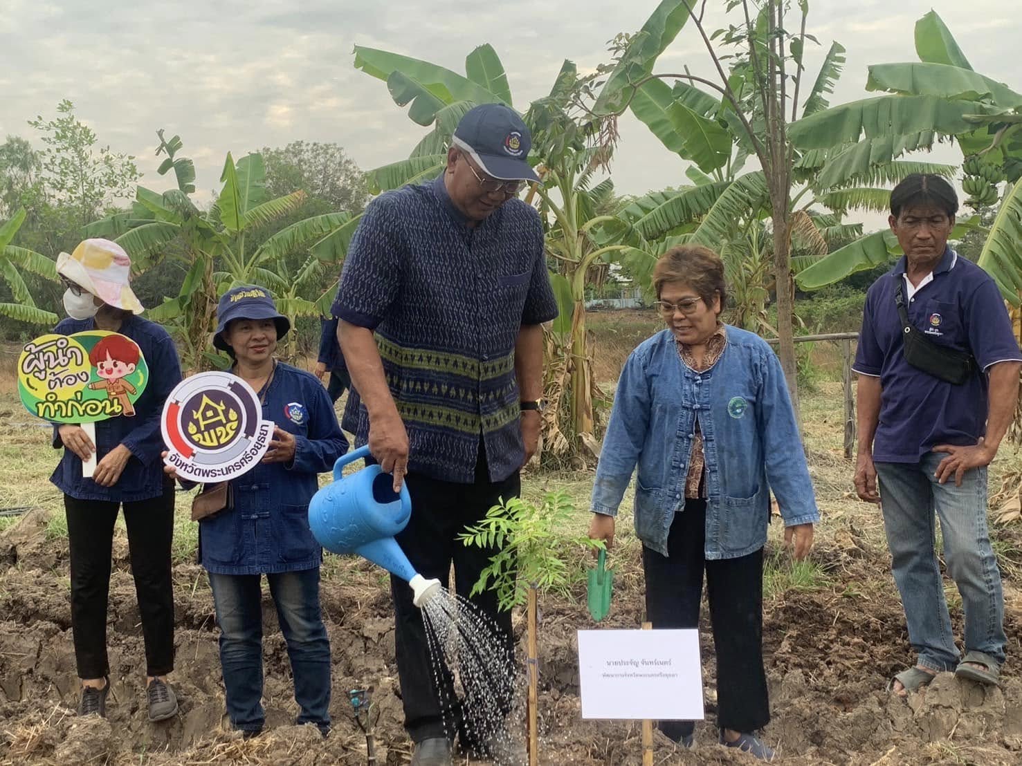 จังหวัดพระนครศรีอยุธยา จัดกิจกรรม KICK OFF “ผู้นำต้องทำก่อน“ ขับเคลื่อนการน้อมนำแนวพระราชดำริของสมเด็จพระกนิษฐาธิราชเจ้า กรมสมเด็จพระเทพรัตนราชสุดา ฯ สยามบรมราชกุมารี ปลูกผักสวนครัว เพื่อสร้างความมั่นคงทางอาหาร