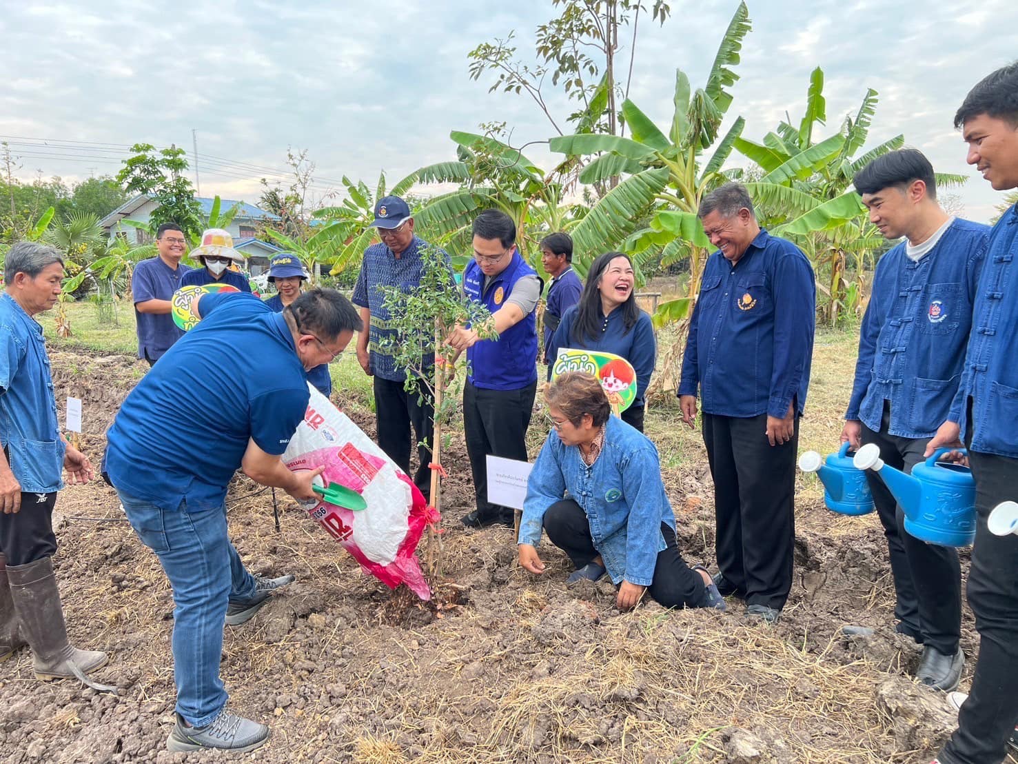 จังหวัดพระนครศรีอยุธยา จัดกิจกรรม KICK OFF “ผู้นำต้องทำก่อน“ ขับเคลื่อนการน้อมนำแนวพระราชดำริของสมเด็จพระกนิษฐาธิราชเจ้า กรมสมเด็จพระเทพรัตนราชสุดา ฯ สยามบรมราชกุมารี ปลูกผักสวนครัว เพื่อสร้างความมั่นคงทางอาหาร