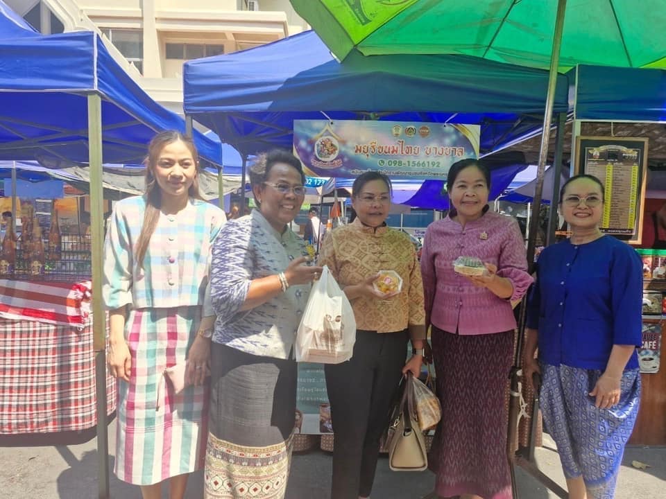 พช.กรุงเก่า ให้การต้อนรับผู้ตรวจราชการกรมฯ เยี่ยมชม ให้กำลังใจและสนับสนุนผู้ผลิต ผู้ประกอบการ OTOP ตลาดนัดคนไทยยิ้มได้ จังหวัดพระนครศรีอยุธยา