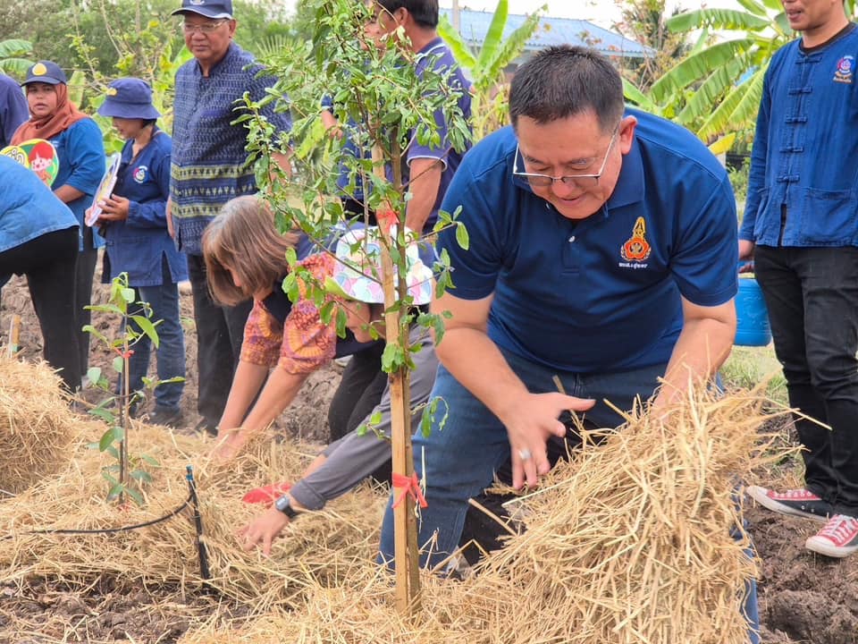จังหวัดพระนครศรีอยุธยา จัดกิจกรรม KICK OFF “ผู้นำต้องทำก่อน“ ขับเคลื่อนการน้อมนำแนวพระราชดำริของสมเด็จพระกนิษฐาธิราชเจ้า กรมสมเด็จพระเทพรัตนราชสุดา ฯ สยามบรมราชกุมารี ปลูกผักสวนครัว เพื่อสร้างความมั่นคงทางอาหาร