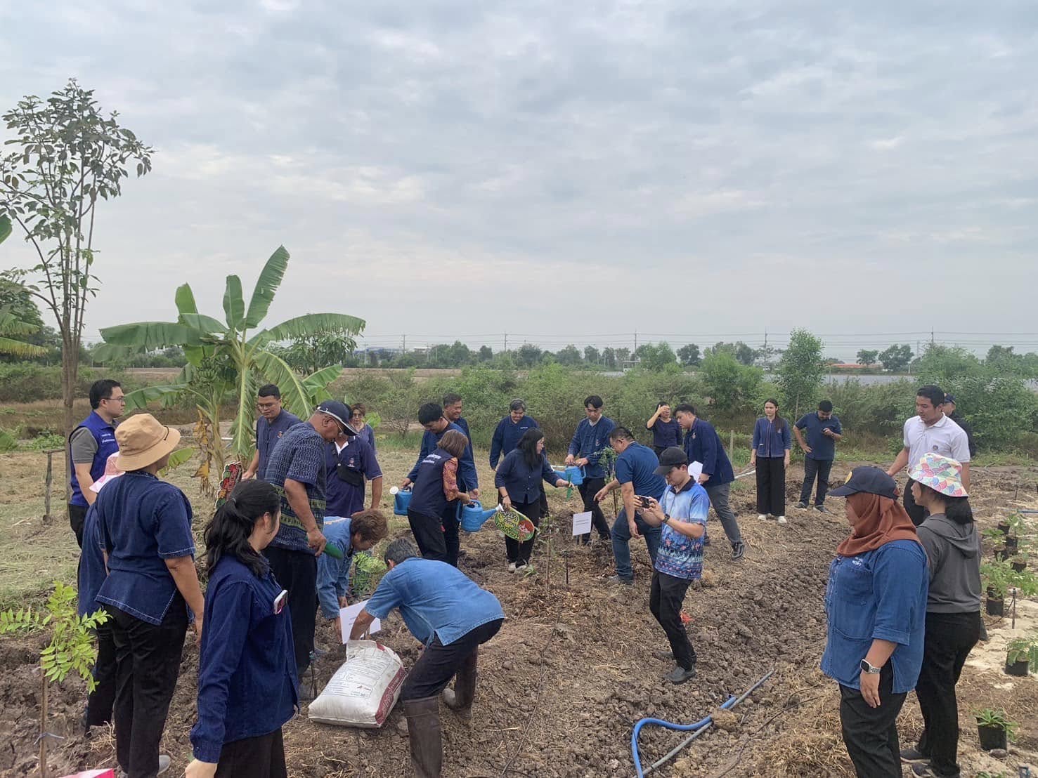 จังหวัดพระนครศรีอยุธยา จัดกิจกรรม KICK OFF “ผู้นำต้องทำก่อน“ ขับเคลื่อนการน้อมนำแนวพระราชดำริของสมเด็จพระกนิษฐาธิราชเจ้า กรมสมเด็จพระเทพรัตนราชสุดา ฯ สยามบรมราชกุมารี ปลูกผักสวนครัว เพื่อสร้างความมั่นคงทางอาหาร