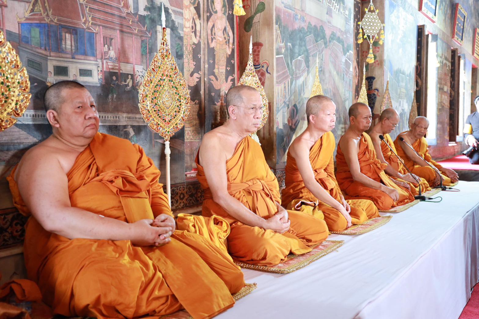 พระบาทสมเด็จพระเจ้าอยู่หัว ทรงพระกรุณาโปรดเกล้าฯ ให้ นายนุรักษ์ มาประณีต องคมนตรี ผู้เชิญสัญญาบัตร พัดยศ และผ้าไตร ถวายแด่พระธรรมวชิรวิจิตร เจ้าอาวาสวัดเสนาสนาราม ราชวรวิหาร และพระวชิรจริยาภรณ์ เจ้าอาวาสวัดเสาธงทอง