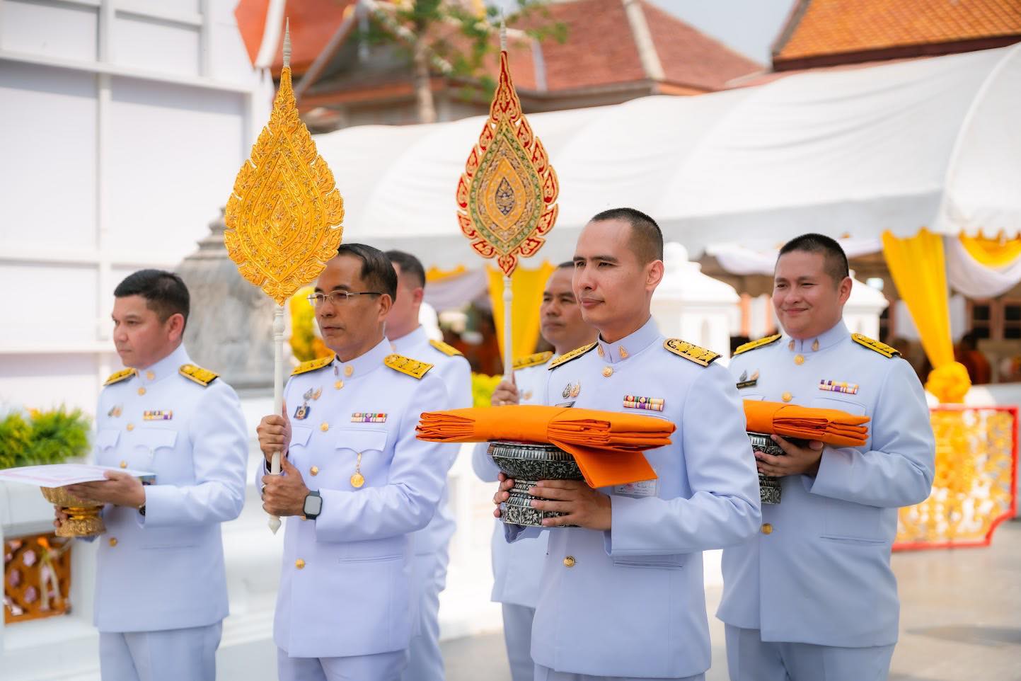 พระบาทสมเด็จพระเจ้าอยู่หัว ทรงพระกรุณาโปรดเกล้าฯ ให้ นายนุรักษ์ มาประณีต องคมนตรี ผู้เชิญสัญญาบัตร พัดยศ และผ้าไตร ถวายแด่พระธรรมวชิรวิจิตร เจ้าอาวาสวัดเสนาสนาราม ราชวรวิหาร และพระวชิรจริยาภรณ์ เจ้าอาวาสวัดเสาธงทอง