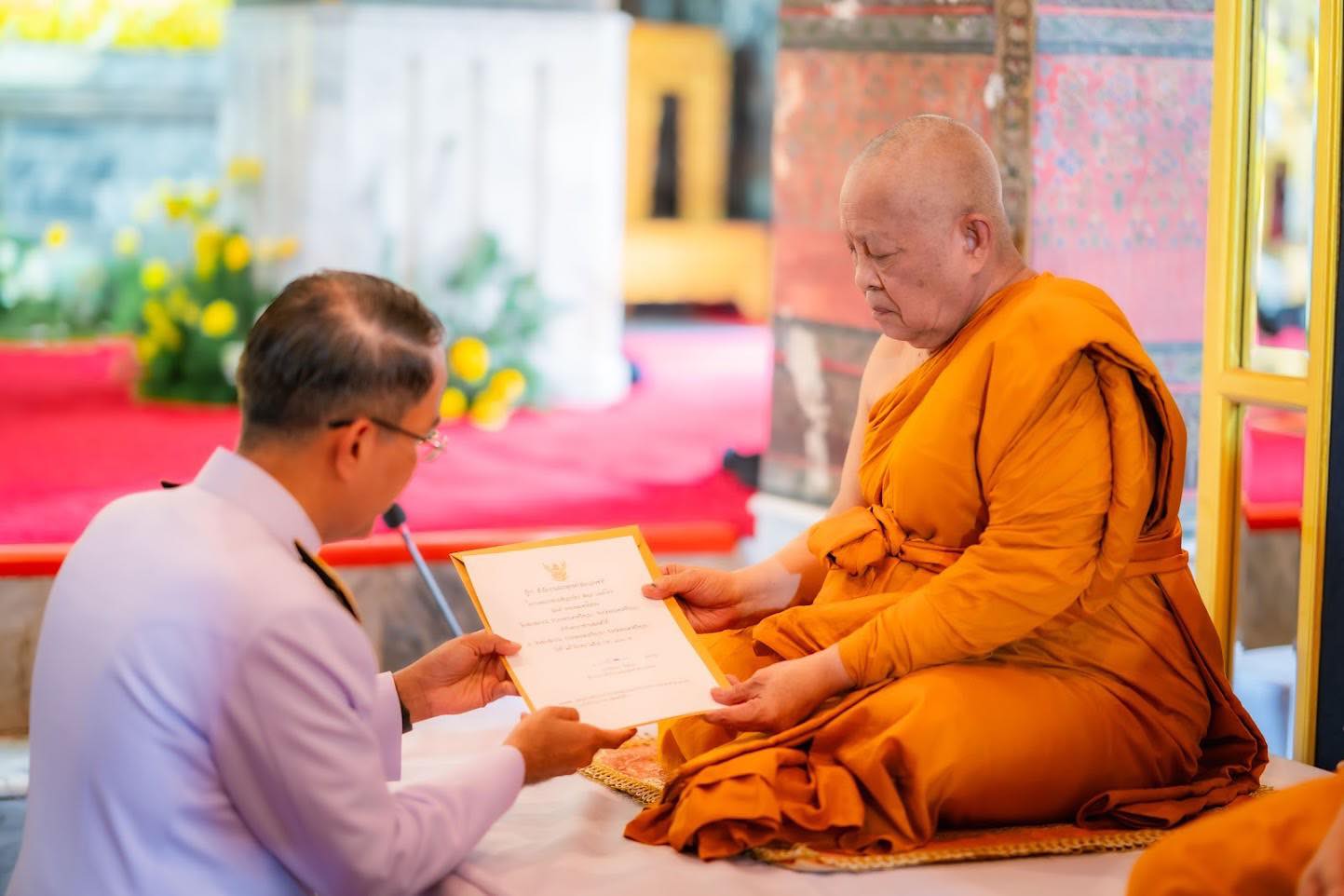 พระบาทสมเด็จพระเจ้าอยู่หัว ทรงพระกรุณาโปรดเกล้าฯ ให้ นายนุรักษ์ มาประณีต องคมนตรี ผู้เชิญสัญญาบัตร พัดยศ และผ้าไตร ถวายแด่พระธรรมวชิรวิจิตร เจ้าอาวาสวัดเสนาสนาราม ราชวรวิหาร และพระวชิรจริยาภรณ์ เจ้าอาวาสวัดเสาธงทอง