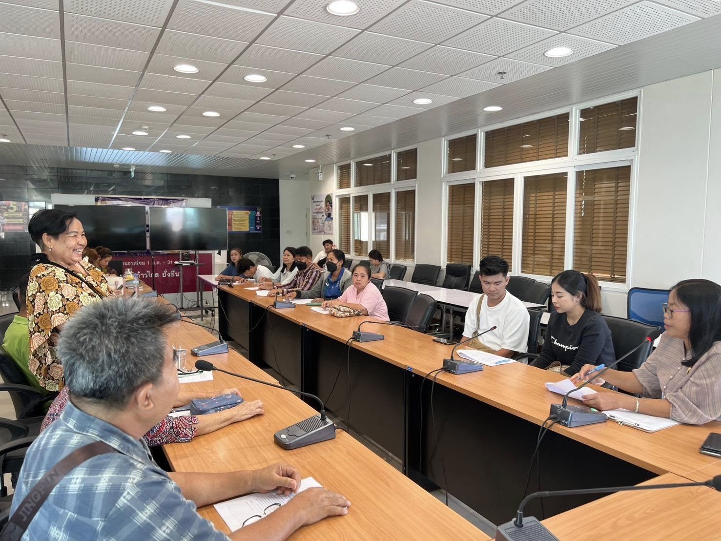 พช.กรุงเก่า จัดประชุมผู้ประกอบการที่เข้าร่วมกิจกรรม “OTOP TO FACTORY 2025” ครั้งที่ 1/2568 เพื่อเตรียมจำหน่ายสินค้า OTOP ณ มินิแบ บางปะอิน