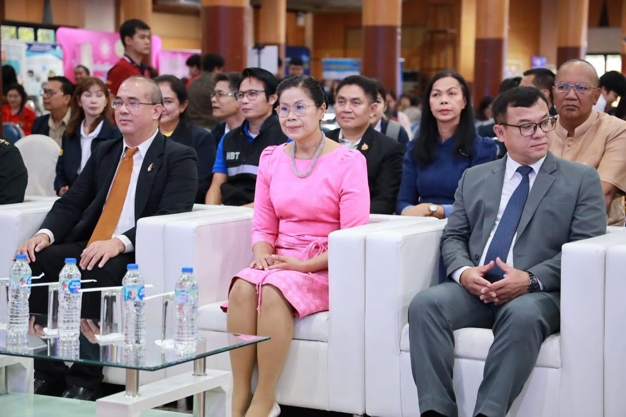 พช.อยุธยา ร่วมจัดบูธกองทุนพัฒนาบทบาทสตรี ภายในงาน”มหกรรมแก้หนี้ สร้างวิถีแห่งความเป็นธรรม” ปีที่ 2 จังหวัดพระนครศรีอยุธยา