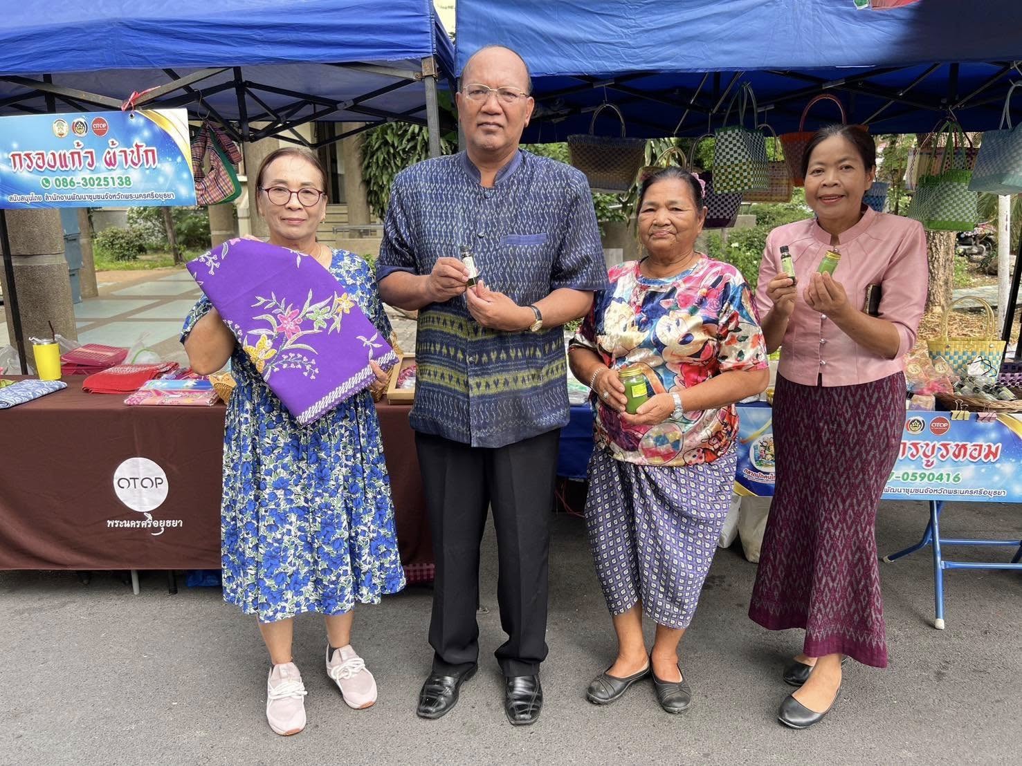 พช.อยุธยา เยี่ยมชม ให้กำลังใจและสนับสนุนผู้ผลิต ผู้ประกอบการ OTOP ตลาดนัดคนไทยยิ้มได้ จังหวัดพระนครศรีอยุธยา พร้อมร่วมกิจกรรมมหาสงกรานต์และกิจกรรมส่งเสริมการตลาด