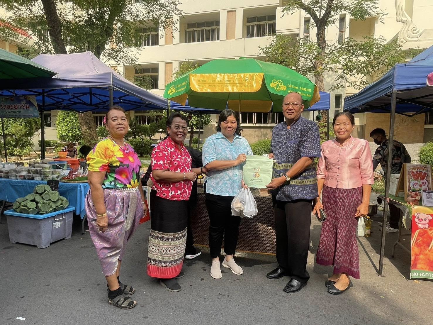 พช.อยุธยา เยี่ยมชม ให้กำลังใจและสนับสนุนผู้ผลิต ผู้ประกอบการ OTOP ตลาดนัดคนไทยยิ้มได้ จังหวัดพระนครศรีอยุธยา พร้อมร่วมกิจกรรมมหาสงกรานต์และกิจกรรมส่งเสริมการตลาด