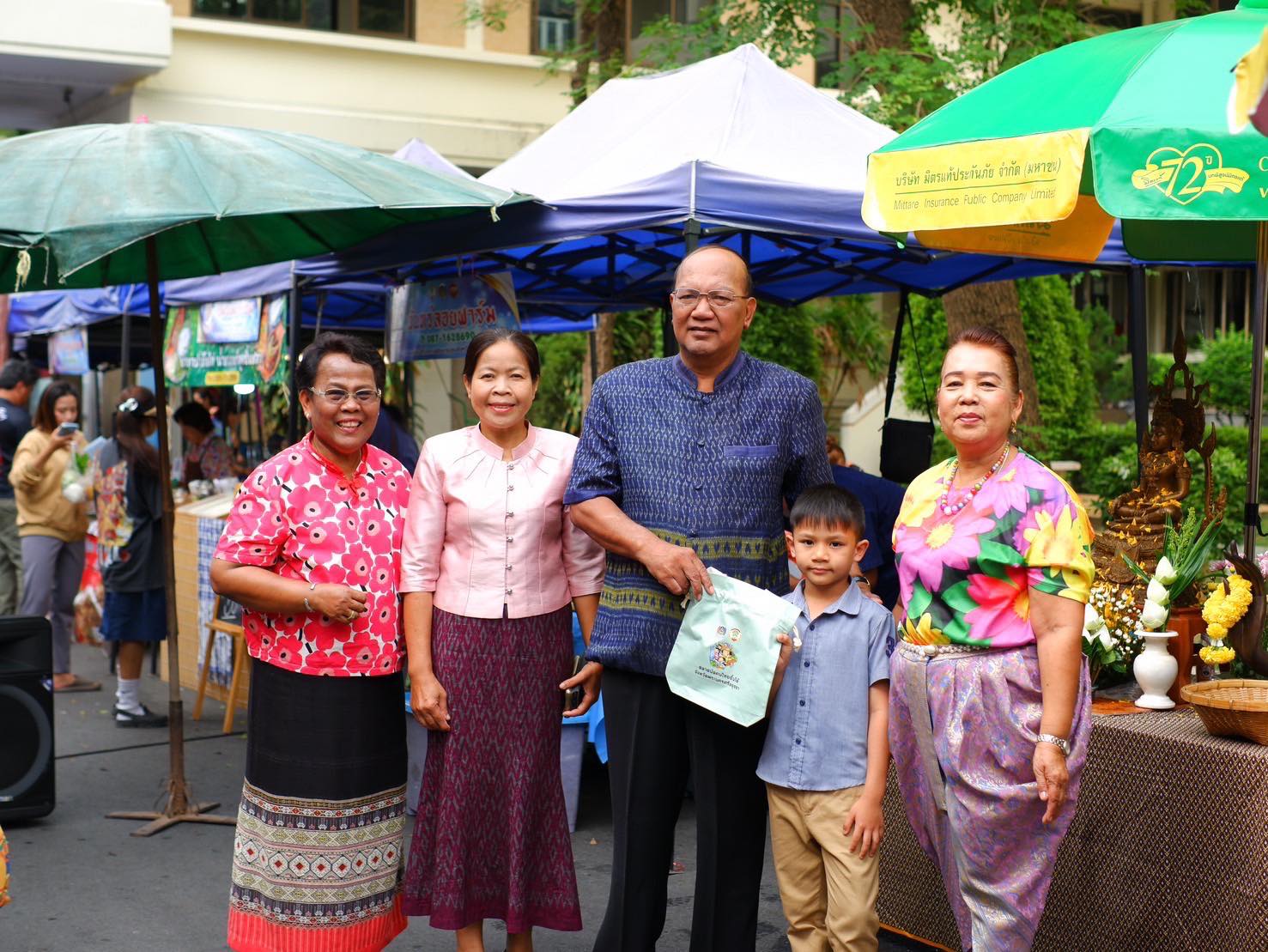 พช.อยุธยา เยี่ยมชม ให้กำลังใจและสนับสนุนผู้ผลิต ผู้ประกอบการ OTOP ตลาดนัดคนไทยยิ้มได้ จังหวัดพระนครศรีอยุธยา พร้อมร่วมกิจกรรมมหาสงกรานต์และกิจกรรมส่งเสริมการตลาด