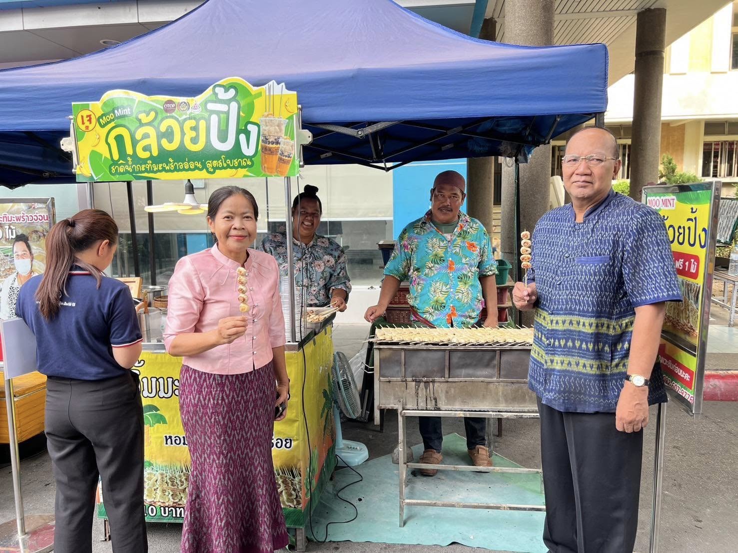 พช.อยุธยา เยี่ยมชม ให้กำลังใจและสนับสนุนผู้ผลิต ผู้ประกอบการ OTOP ตลาดนัดคนไทยยิ้มได้ จังหวัดพระนครศรีอยุธยา พร้อมร่วมกิจกรรมมหาสงกรานต์และกิจกรรมส่งเสริมการตลาด