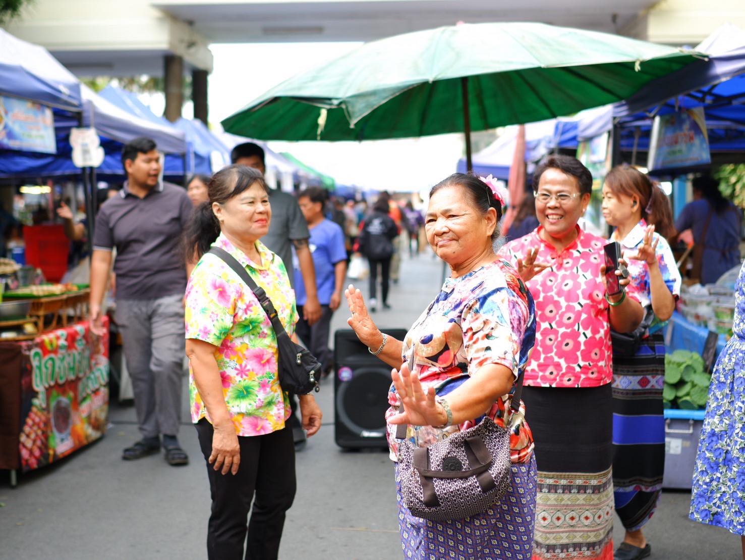 พช.อยุธยา เยี่ยมชม ให้กำลังใจและสนับสนุนผู้ผลิต ผู้ประกอบการ OTOP ตลาดนัดคนไทยยิ้มได้ จังหวัดพระนครศรีอยุธยา พร้อมร่วมกิจกรรมมหาสงกรานต์และกิจกรรมส่งเสริมการตลาด