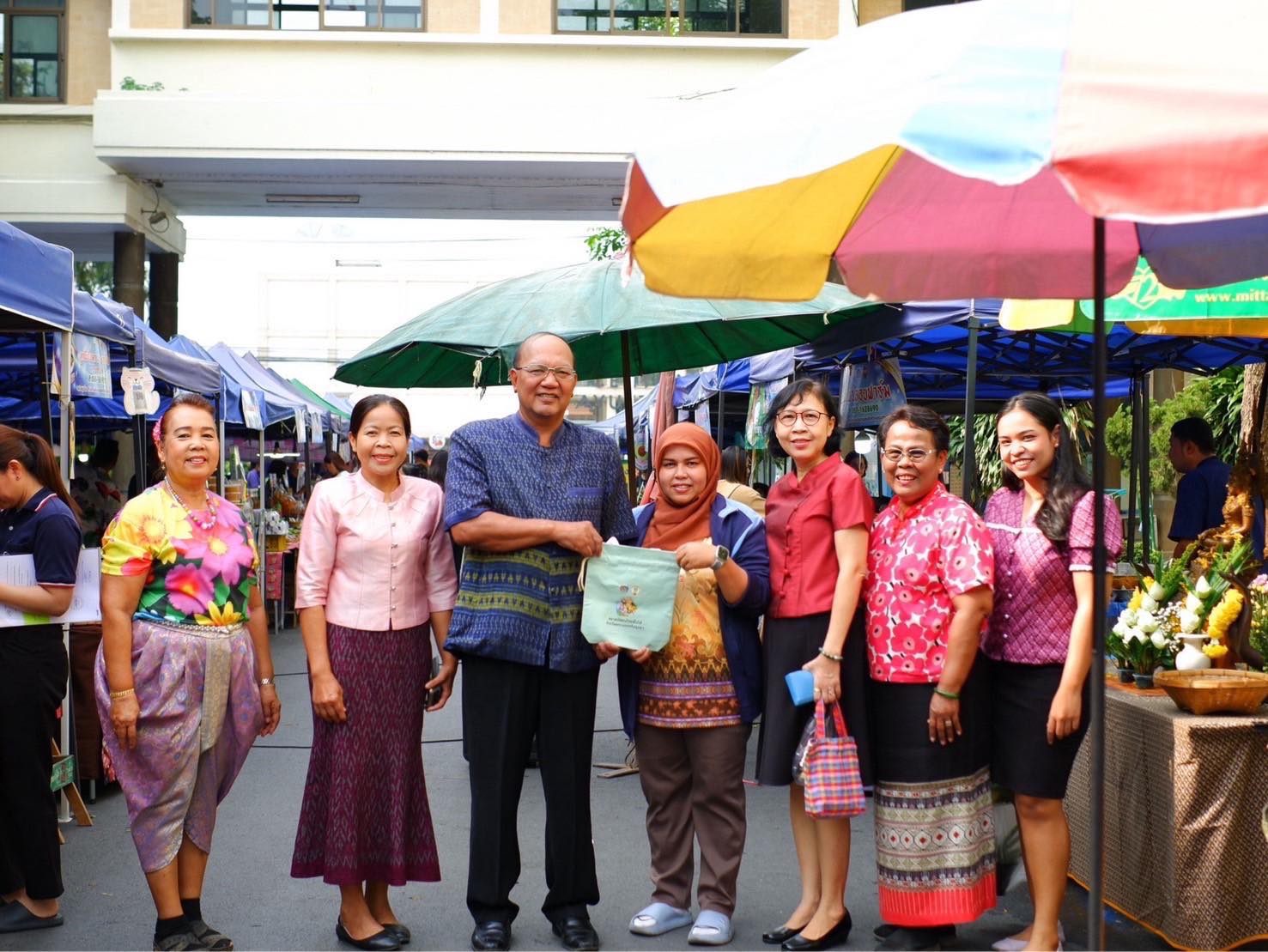 พช.อยุธยา เยี่ยมชม ให้กำลังใจและสนับสนุนผู้ผลิต ผู้ประกอบการ OTOP ตลาดนัดคนไทยยิ้มได้ จังหวัดพระนครศรีอยุธยา พร้อมร่วมกิจกรรมมหาสงกรานต์และกิจกรรมส่งเสริมการตลาด
