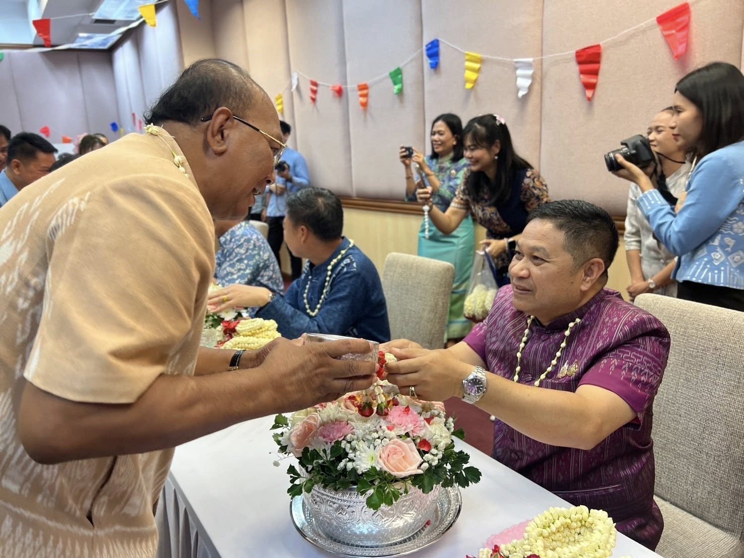 พช.อยุธยา ร่วมสืบสานวิถีประเพณีไทย ร่วมใจรดน้ำขอพร รับศุภวารดิถีขึ้นปีใหม่ไทย สงกรานต์ 2568 ณ กรมการพัฒนาชุมชน