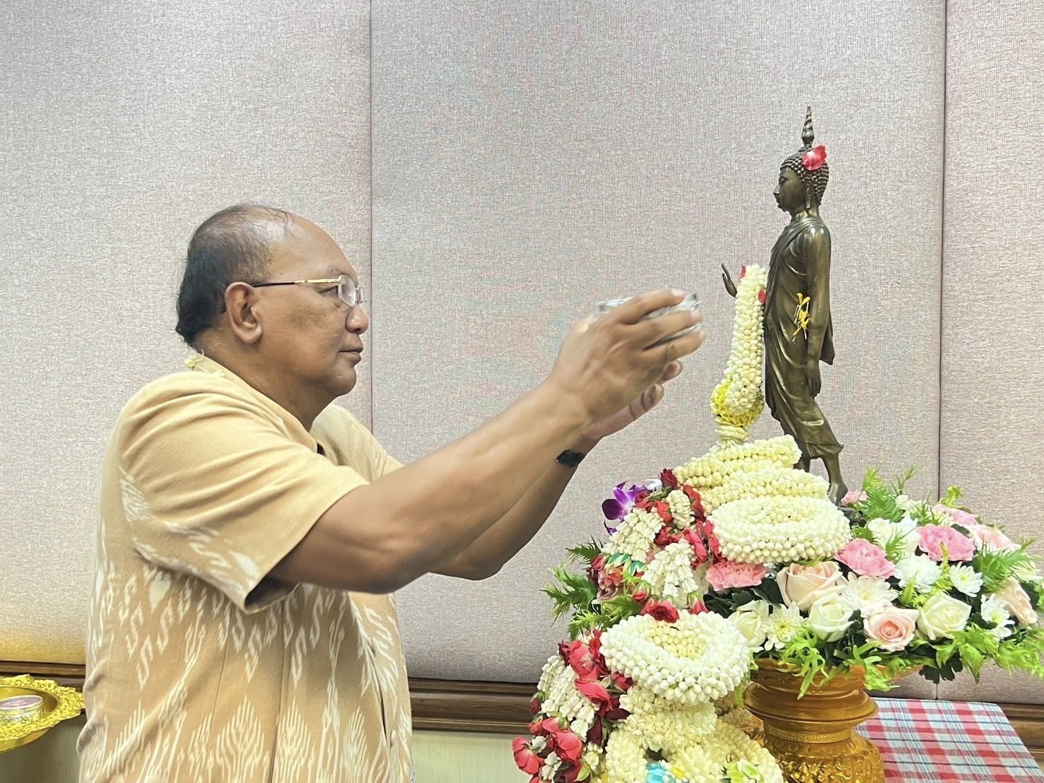 พช.อยุธยา ร่วมสืบสานวิถีประเพณีไทย ร่วมใจรดน้ำขอพร รับศุภวารดิถีขึ้นปีใหม่ไทย สงกรานต์ 2568 ณ กรมการพัฒนาชุมชน