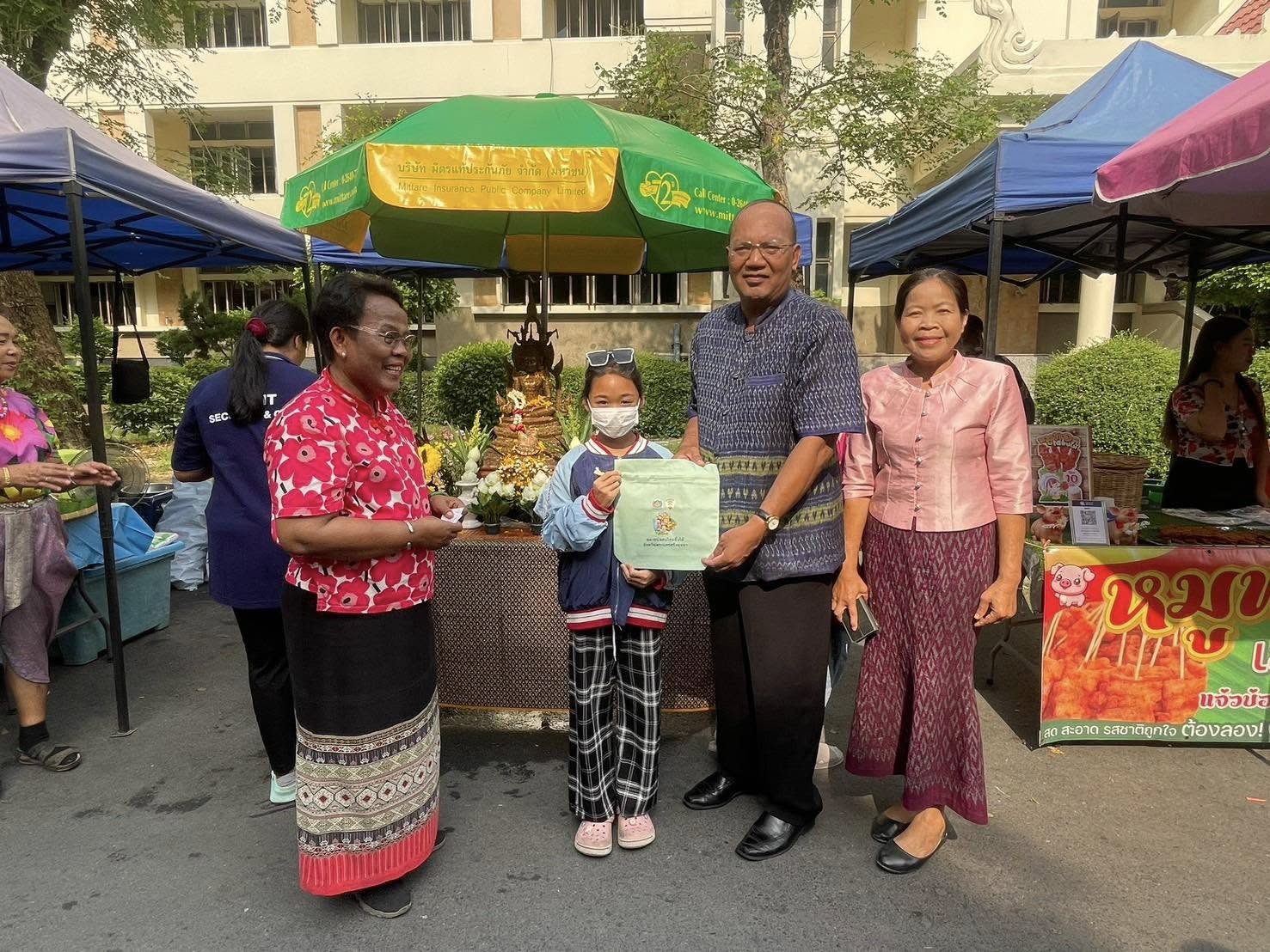 พช.อยุธยา เยี่ยมชม ให้กำลังใจและสนับสนุนผู้ผลิต ผู้ประกอบการ OTOP ตลาดนัดคนไทยยิ้มได้ จังหวัดพระนครศรีอยุธยา พร้อมร่วมกิจกรรมมหาสงกรานต์และกิจกรรมส่งเสริมการตลาด