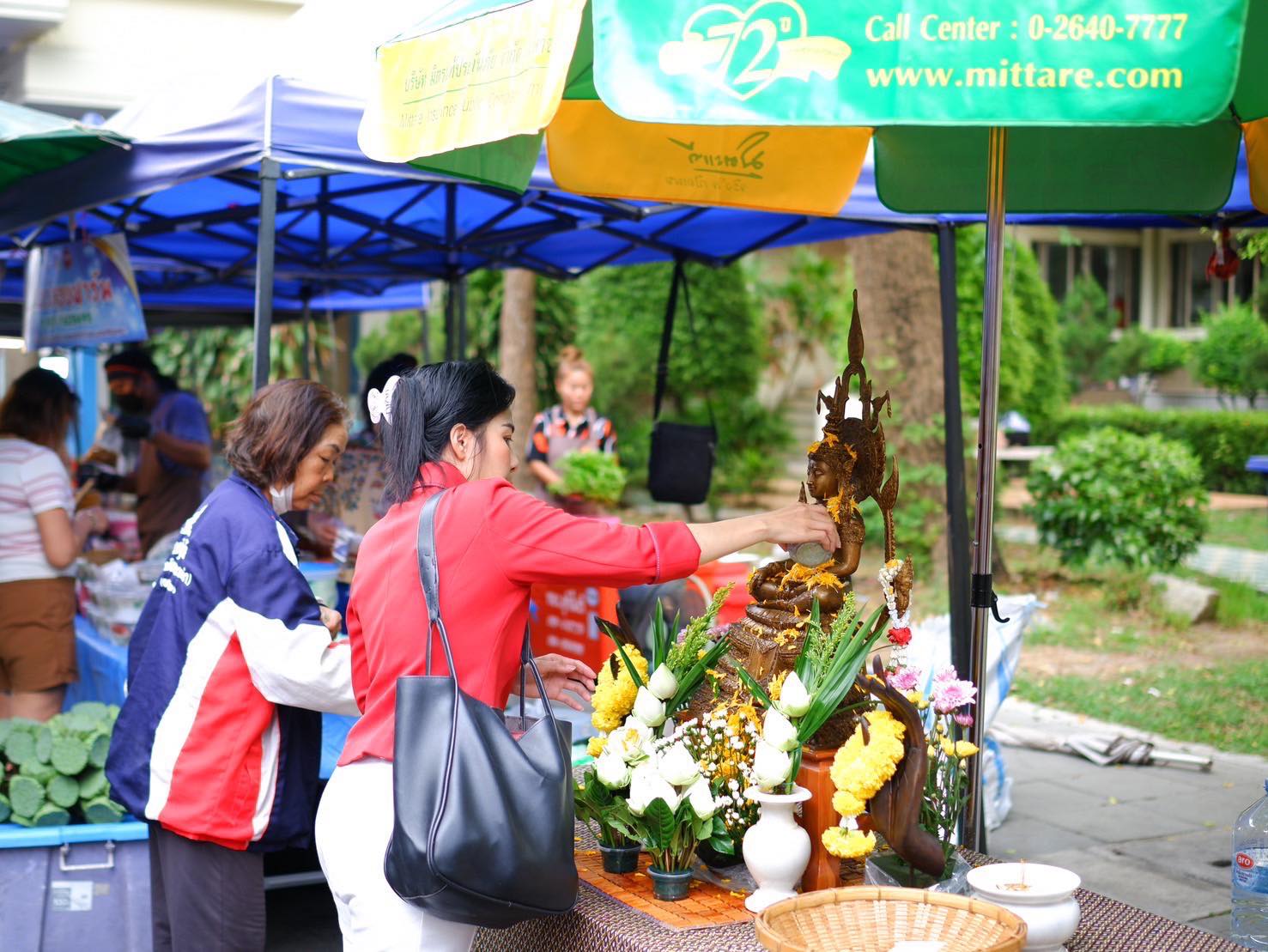 พช.อยุธยา เยี่ยมชม ให้กำลังใจและสนับสนุนผู้ผลิต ผู้ประกอบการ OTOP ตลาดนัดคนไทยยิ้มได้ จังหวัดพระนครศรีอยุธยา พร้อมร่วมกิจกรรมมหาสงกรานต์และกิจกรรมส่งเสริมการตลาด