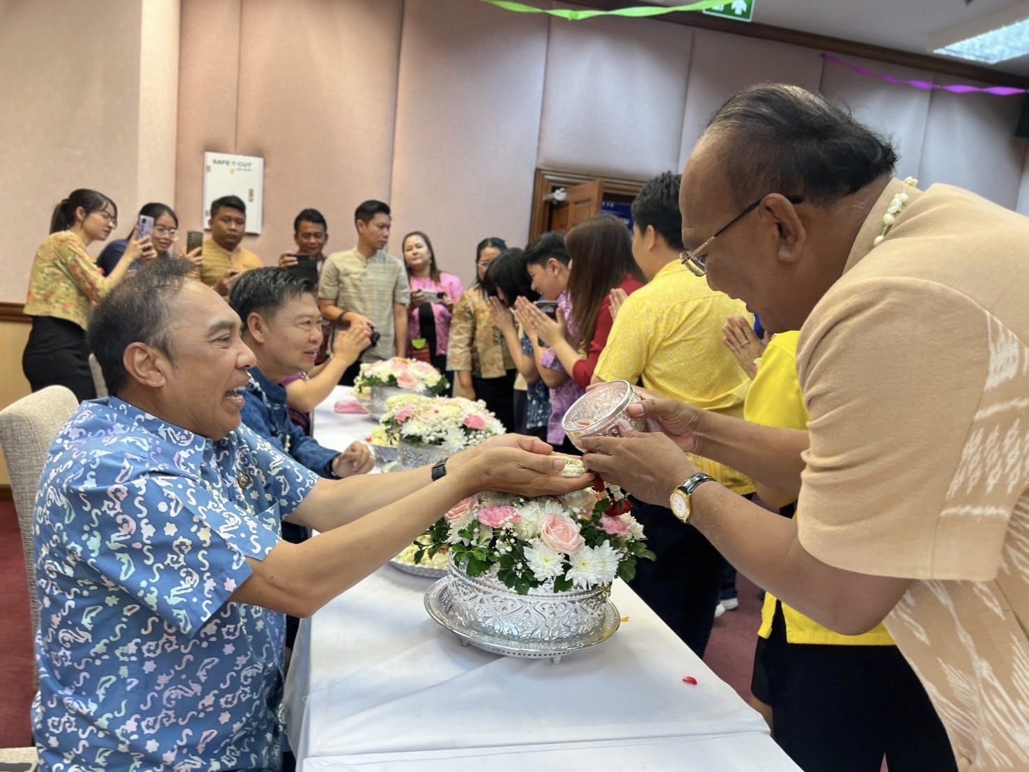 พช.อยุธยา ร่วมสืบสานวิถีประเพณีไทย ร่วมใจรดน้ำขอพร รับศุภวารดิถีขึ้นปีใหม่ไทย สงกรานต์ 2568 ณ กรมการพัฒนาชุมชน
