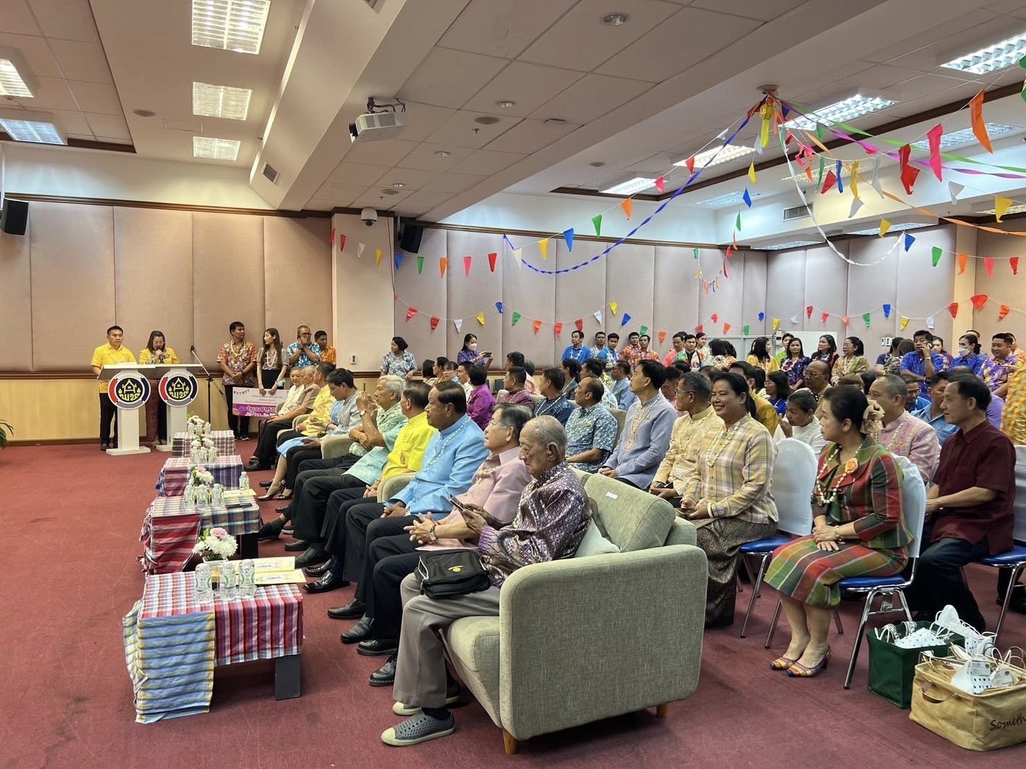 พช.อยุธยา ร่วมสืบสานวิถีประเพณีไทย ร่วมใจรดน้ำขอพร รับศุภวารดิถีขึ้นปีใหม่ไทย สงกรานต์ 2568 ณ กรมการพัฒนาชุมชน