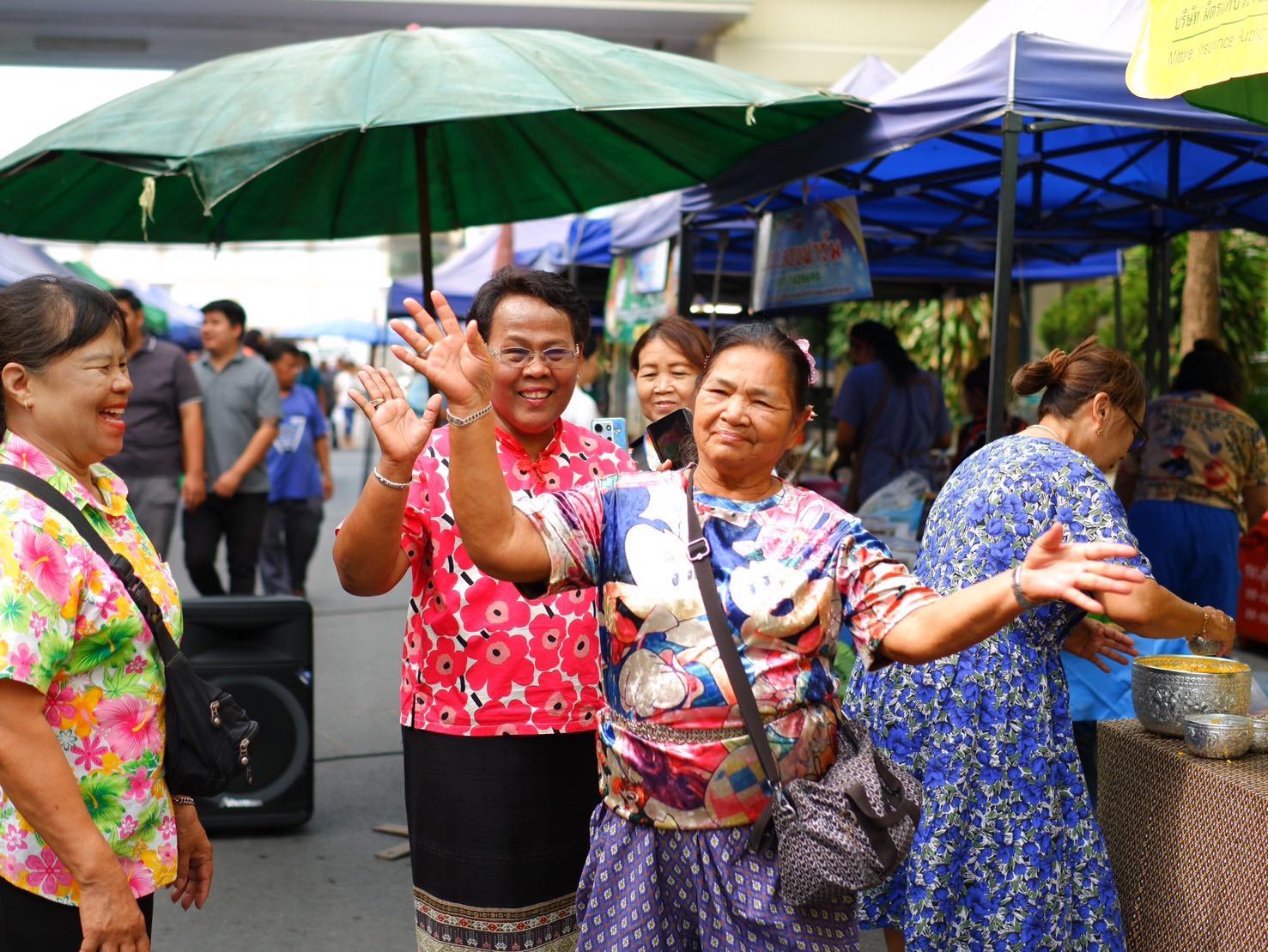 พช.อยุธยา เยี่ยมชม ให้กำลังใจและสนับสนุนผู้ผลิต ผู้ประกอบการ OTOP ตลาดนัดคนไทยยิ้มได้ จังหวัดพระนครศรีอยุธยา พร้อมร่วมกิจกรรมมหาสงกรานต์และกิจกรรมส่งเสริมการตลาด