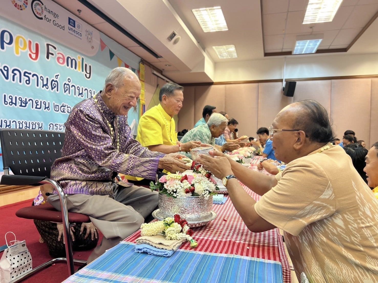 พช.อยุธยา ร่วมสืบสานวิถีประเพณีไทย ร่วมใจรดน้ำขอพร รับศุภวารดิถีขึ้นปีใหม่ไทย สงกรานต์ 2568 ณ กรมการพัฒนาชุมชน