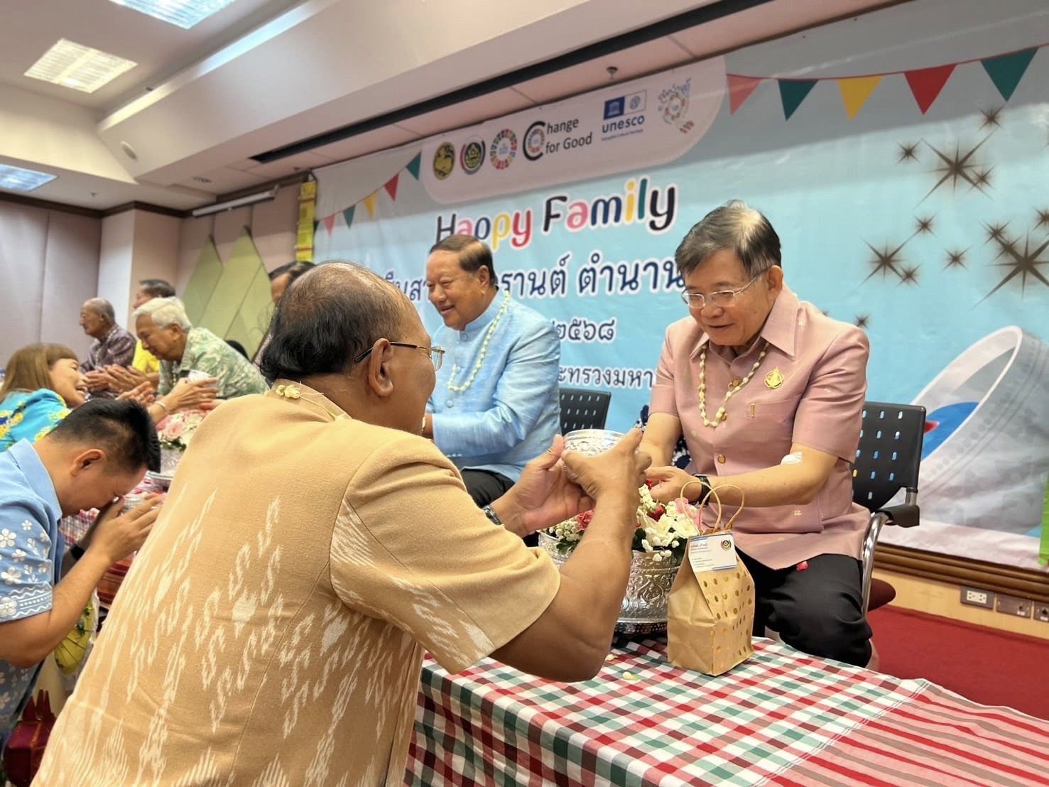 พช.อยุธยา ร่วมสืบสานวิถีประเพณีไทย ร่วมใจรดน้ำขอพร รับศุภวารดิถีขึ้นปีใหม่ไทย สงกรานต์ 2568 ณ กรมการพัฒนาชุมชน