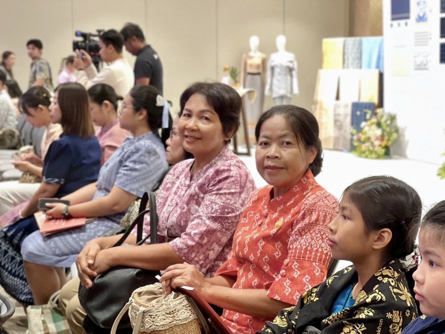 พช.อยุธยา ร่วมโครงการยกระดับการพัฒนาผลิตภัณฑ์ภูมิปัญญาผ้าไทยและงานหัตถกรรม กิจกรรมที่ 1 การ Coaching ผ้าลายพระราชทานและงานหัตถกรรม ประจำปี 2568