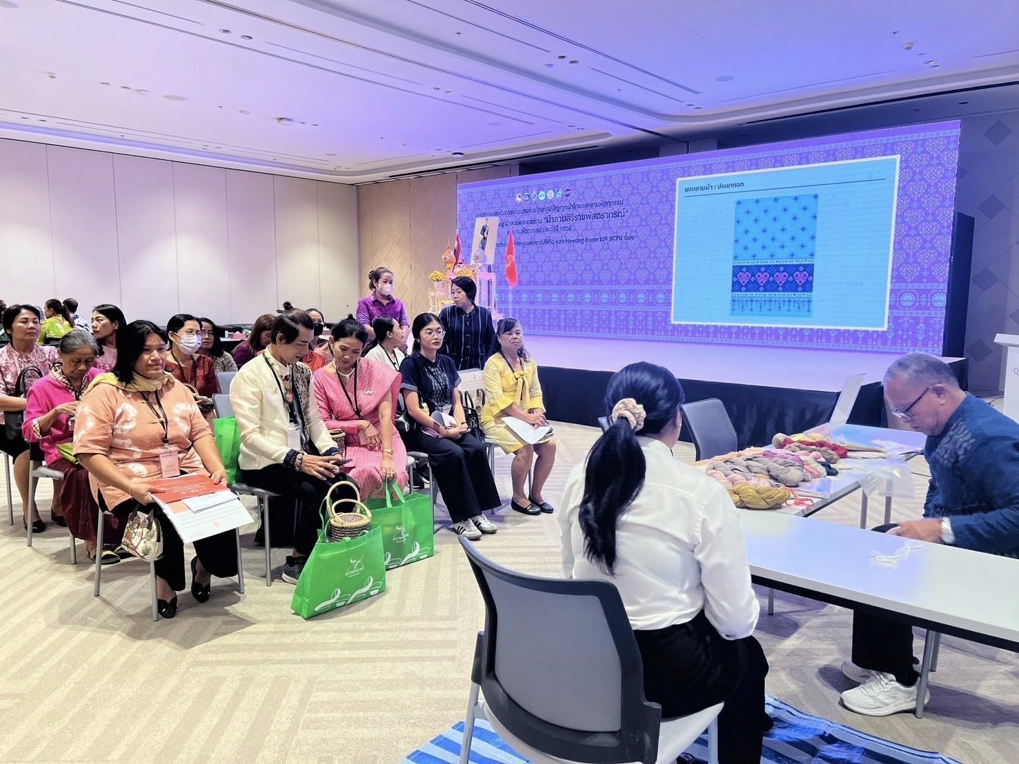 พช.อยุธยา ร่วมโครงการยกระดับการพัฒนาผลิตภัณฑ์ภูมิปัญญาผ้าไทยและงานหัตถกรรม กิจกรรมที่ 1 การ Coaching ผ้าลายพระราชทานและงานหัตถกรรม ประจำปี 2568