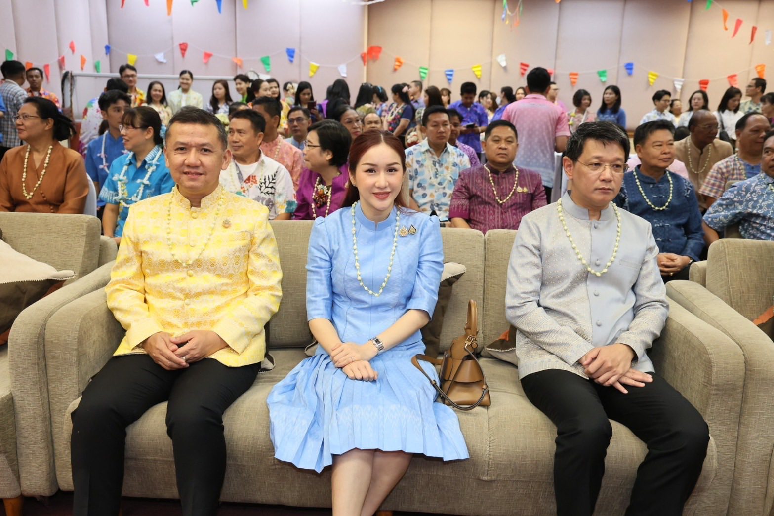 พช.อยุธยา ร่วมสืบสานวิถีประเพณีไทย ร่วมใจรดน้ำขอพร รับศุภวารดิถีขึ้นปีใหม่ไทย สงกรานต์ 2568 ณ กรมการพัฒนาชุมชน