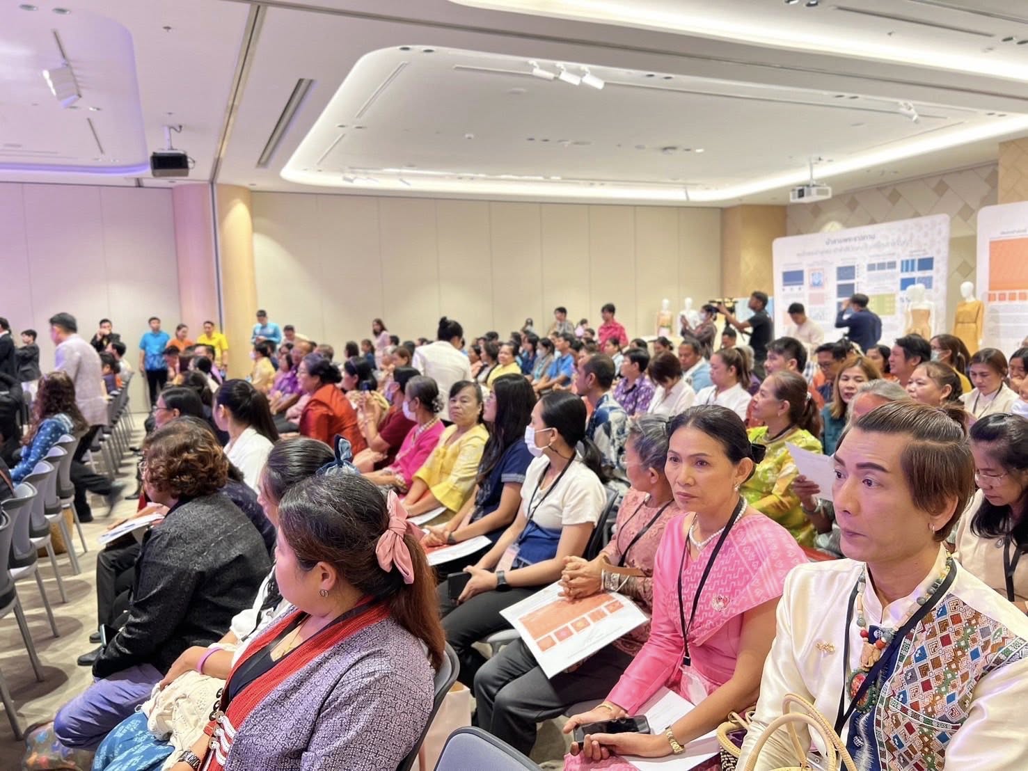 พช.อยุธยา ร่วมโครงการยกระดับการพัฒนาผลิตภัณฑ์ภูมิปัญญาผ้าไทยและงานหัตถกรรม กิจกรรมที่ 1 การ Coaching ผ้าลายพระราชทานและงานหัตถกรรม ประจำปี 2568