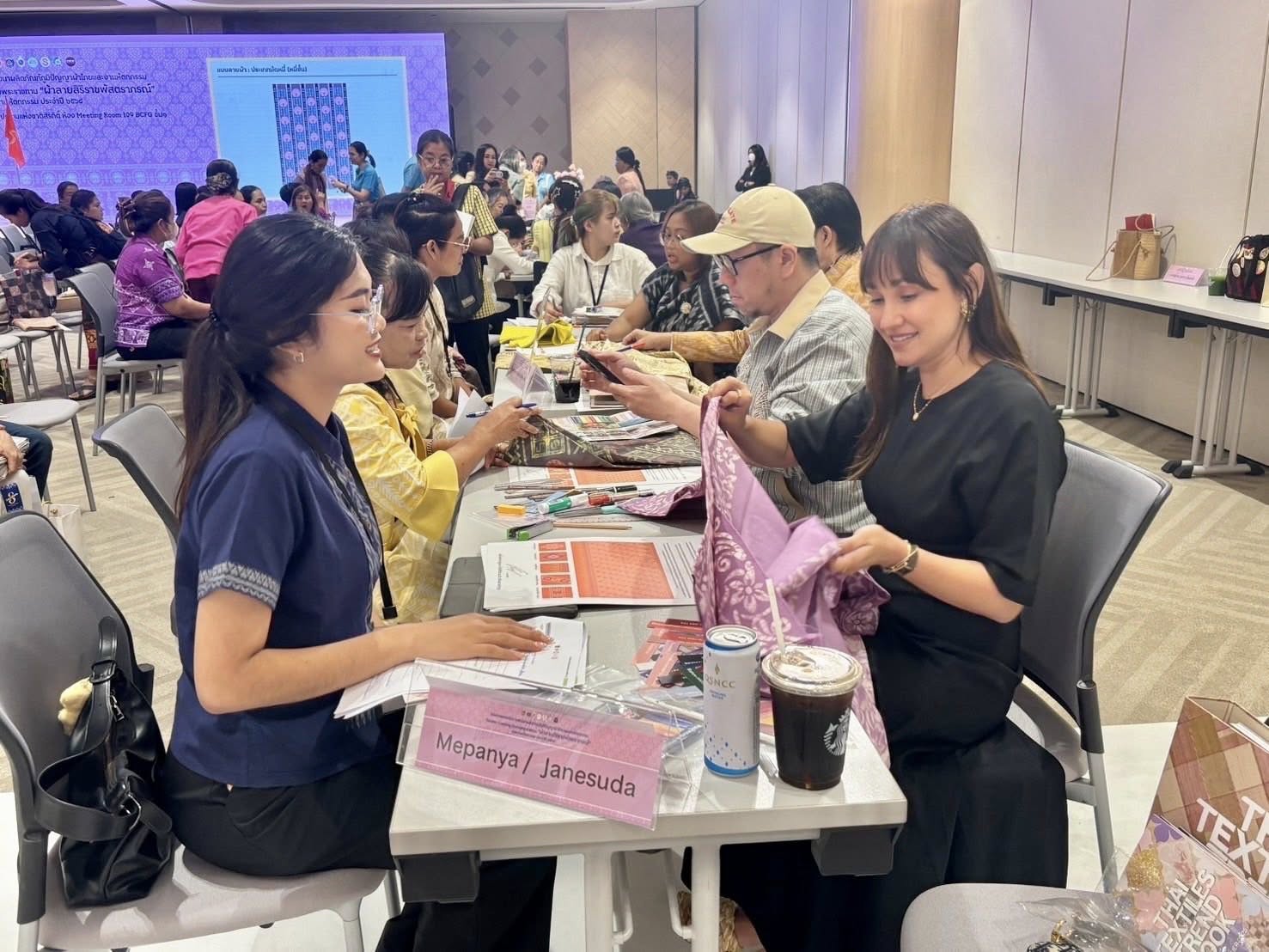 พช.อยุธยา ร่วมโครงการยกระดับการพัฒนาผลิตภัณฑ์ภูมิปัญญาผ้าไทยและงานหัตถกรรม กิจกรรมที่ 1 การ Coaching ผ้าลายพระราชทานและงานหัตถกรรม ประจำปี 2568