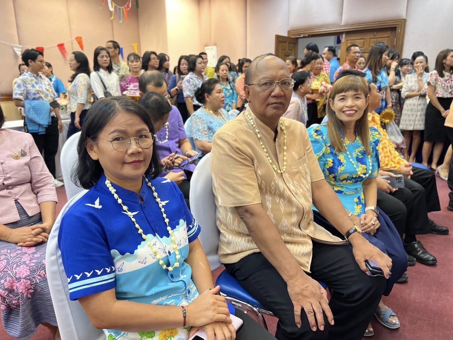 พช.อยุธยา ร่วมสืบสานวิถีประเพณีไทย ร่วมใจรดน้ำขอพร รับศุภวารดิถีขึ้นปีใหม่ไทย สงกรานต์ 2568 ณ กรมการพัฒนาชุมชน