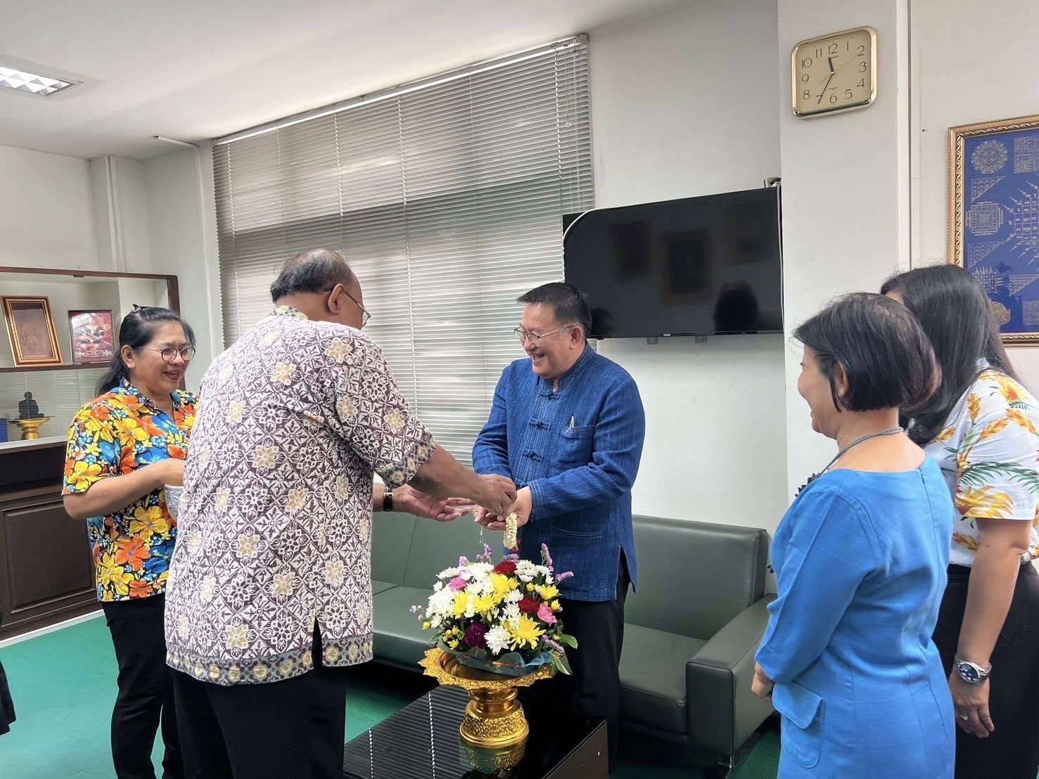 พช.อยุธยา รดน้ำขอพร รองผู้ว่าราชการจังหวัดพระนครศรีอยุธยา รับศุภวารดิถีขึ้นปีใหม่ไทย สงกรานต์ 2568