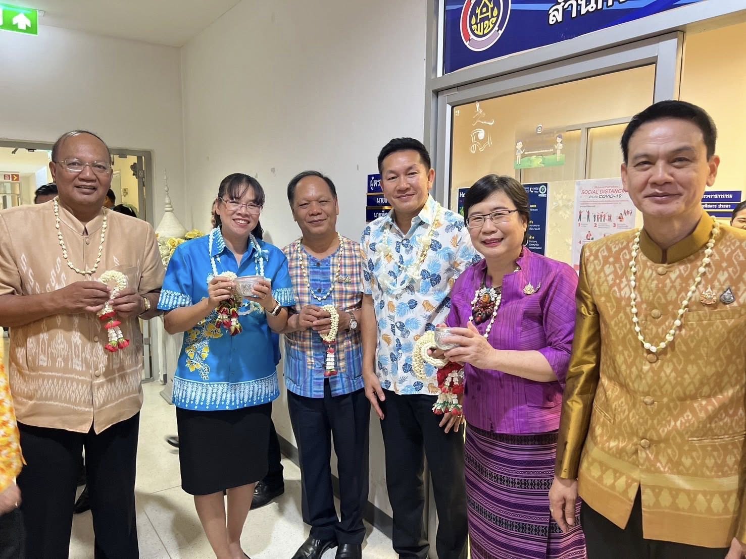 พช.อยุธยา ร่วมสืบสานวิถีประเพณีไทย ร่วมใจรดน้ำขอพร รับศุภวารดิถีขึ้นปีใหม่ไทย สงกรานต์ 2568 ณ กรมการพัฒนาชุมชน