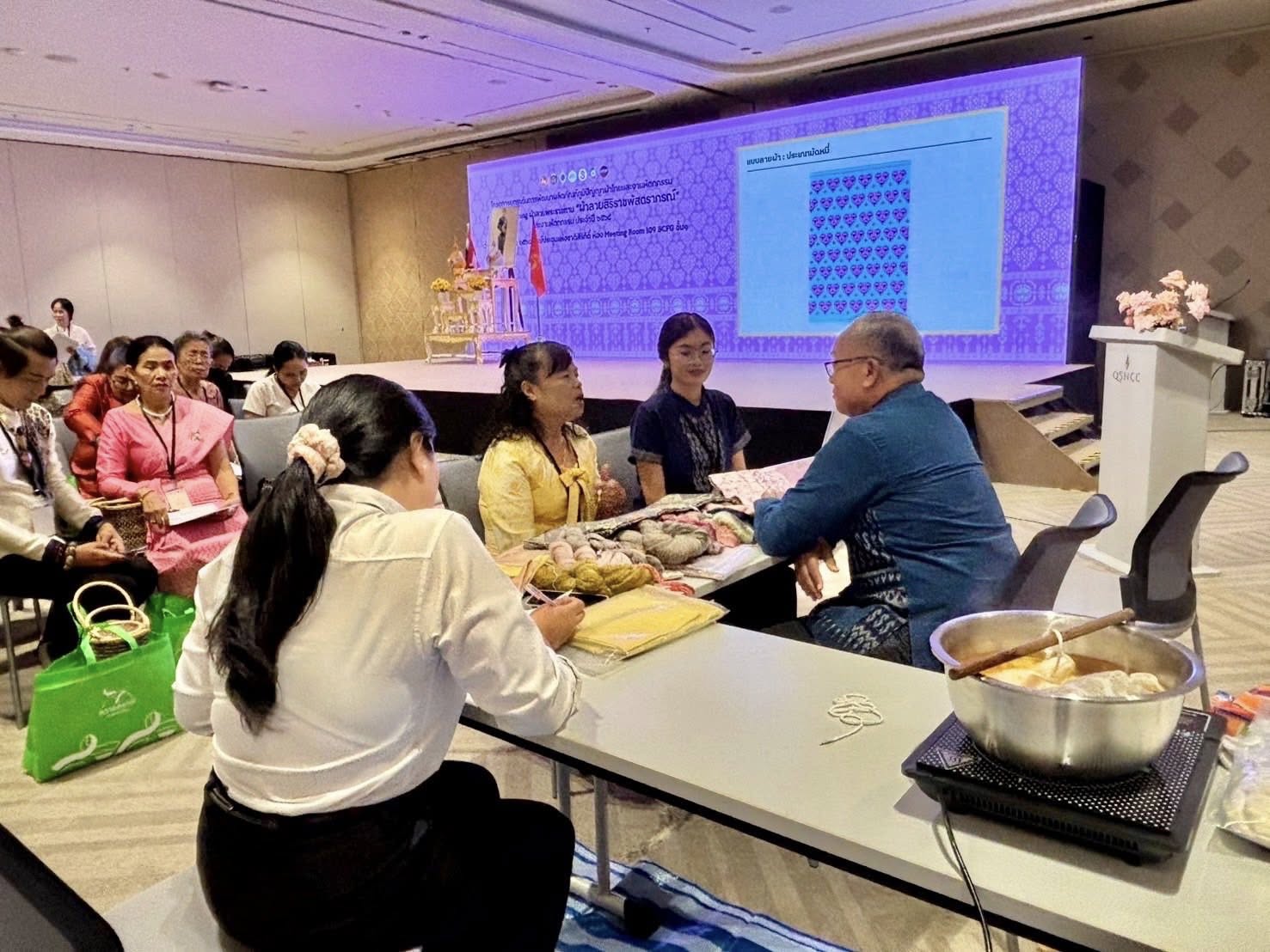 พช.อยุธยา ร่วมโครงการยกระดับการพัฒนาผลิตภัณฑ์ภูมิปัญญาผ้าไทยและงานหัตถกรรม กิจกรรมที่ 1 การ Coaching ผ้าลายพระราชทานและงานหัตถกรรม ประจำปี 2568