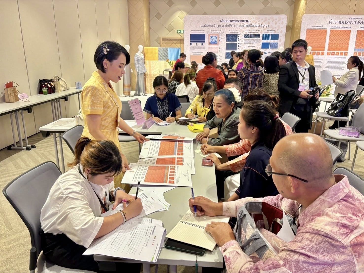 พช.อยุธยา ร่วมโครงการยกระดับการพัฒนาผลิตภัณฑ์ภูมิปัญญาผ้าไทยและงานหัตถกรรม กิจกรรมที่ 1 การ Coaching ผ้าลายพระราชทานและงานหัตถกรรม ประจำปี 2568