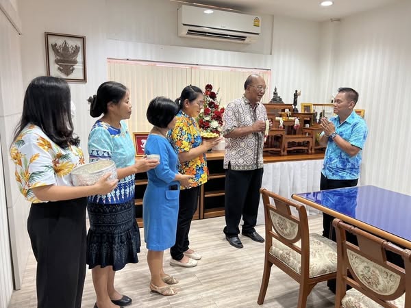 พช.อยุธยา รดน้ำขอพร รองผู้ว่าราชการจังหวัดพระนครศรีอยุธยา รับศุภวารดิถีขึ้นปีใหม่ไทย สงกรานต์ 2568