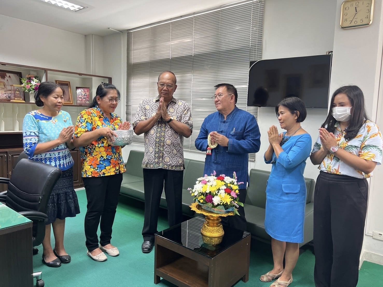 พช.อยุธยา รดน้ำขอพร รองผู้ว่าราชการจังหวัดพระนครศรีอยุธยา รับศุภวารดิถีขึ้นปีใหม่ไทย สงกรานต์ 2568