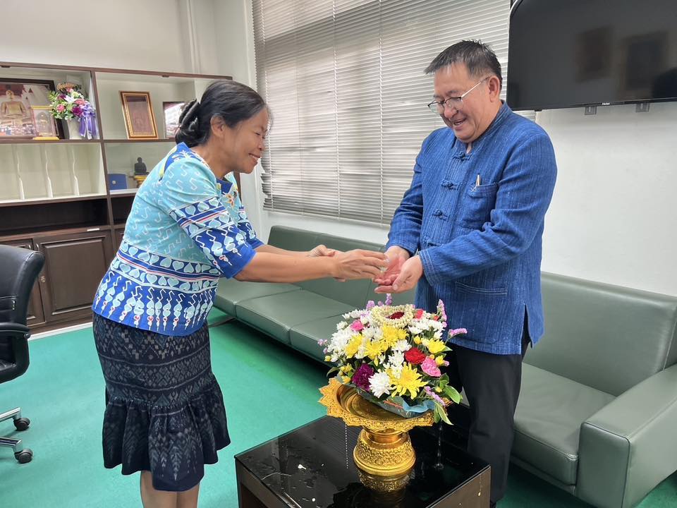 พช.อยุธยา รดน้ำขอพร รองผู้ว่าราชการจังหวัดพระนครศรีอยุธยา รับศุภวารดิถีขึ้นปีใหม่ไทย สงกรานต์ 2568
