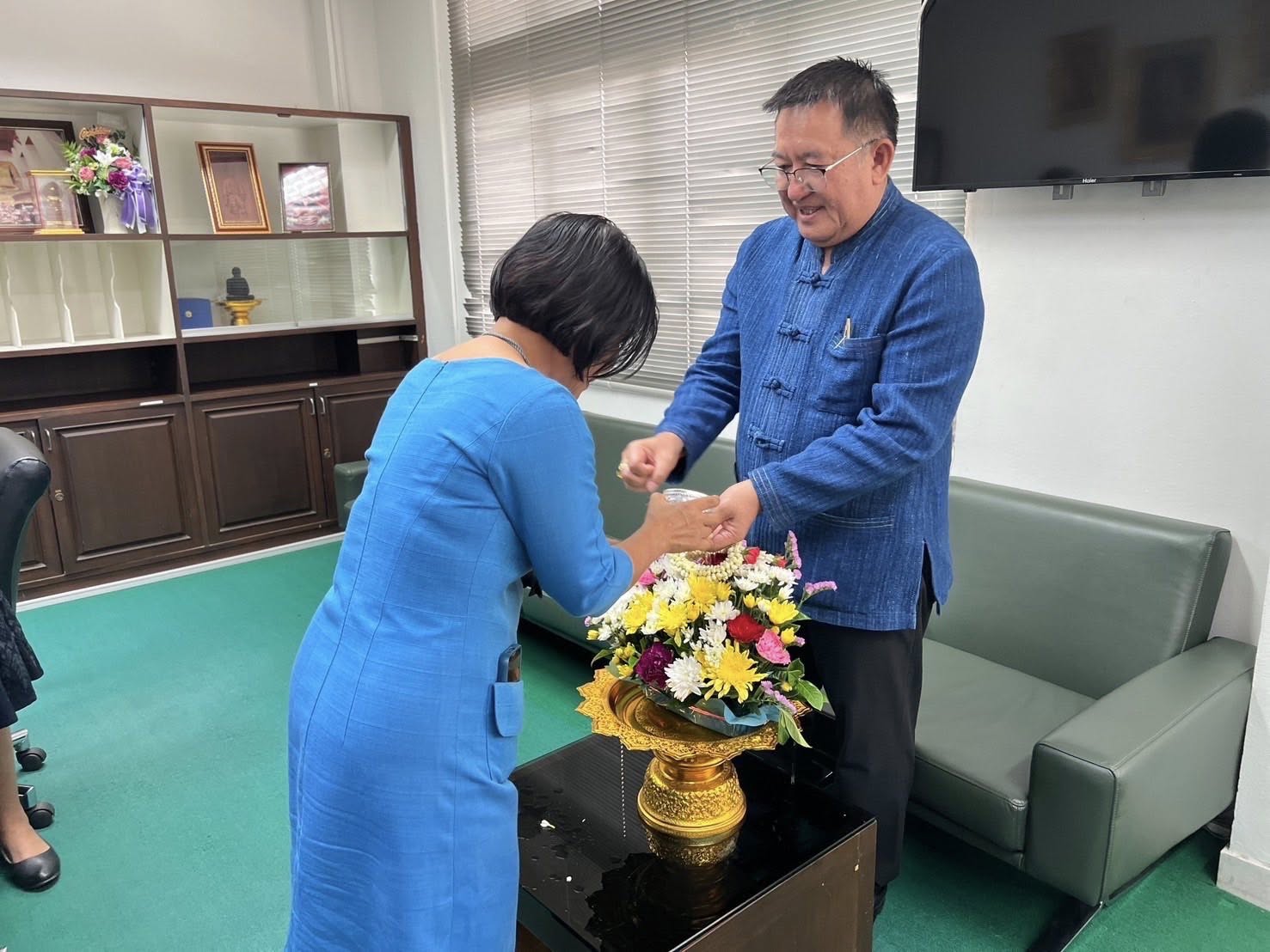 พช.อยุธยา รดน้ำขอพร รองผู้ว่าราชการจังหวัดพระนครศรีอยุธยา รับศุภวารดิถีขึ้นปีใหม่ไทย สงกรานต์ 2568