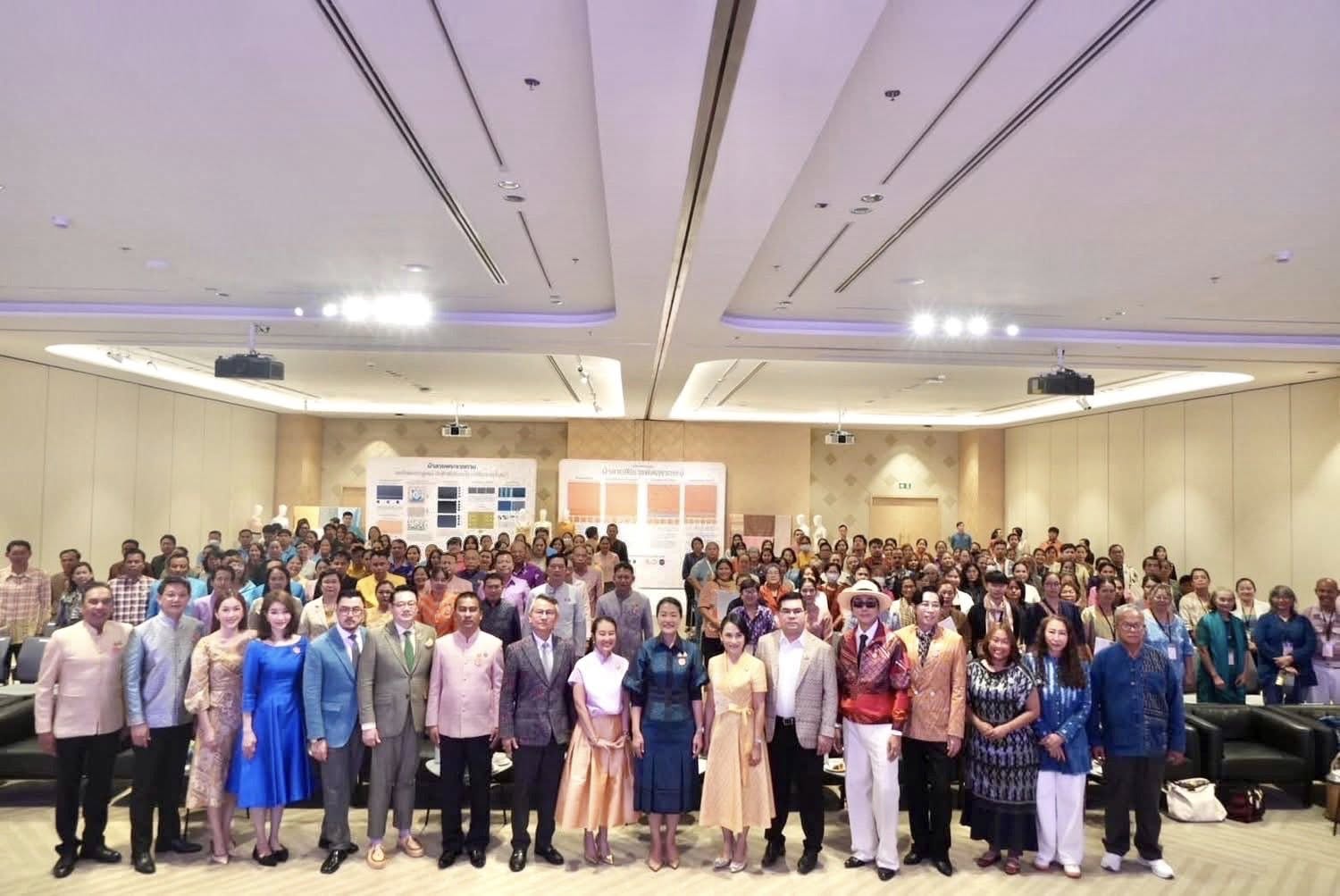 พช.อยุธยา ร่วมโครงการยกระดับการพัฒนาผลิตภัณฑ์ภูมิปัญญาผ้าไทยและงานหัตถกรรม กิจกรรมที่ 1 การ Coaching ผ้าลายพระราชทานและงานหัตถกรรม ประจำปี 2568