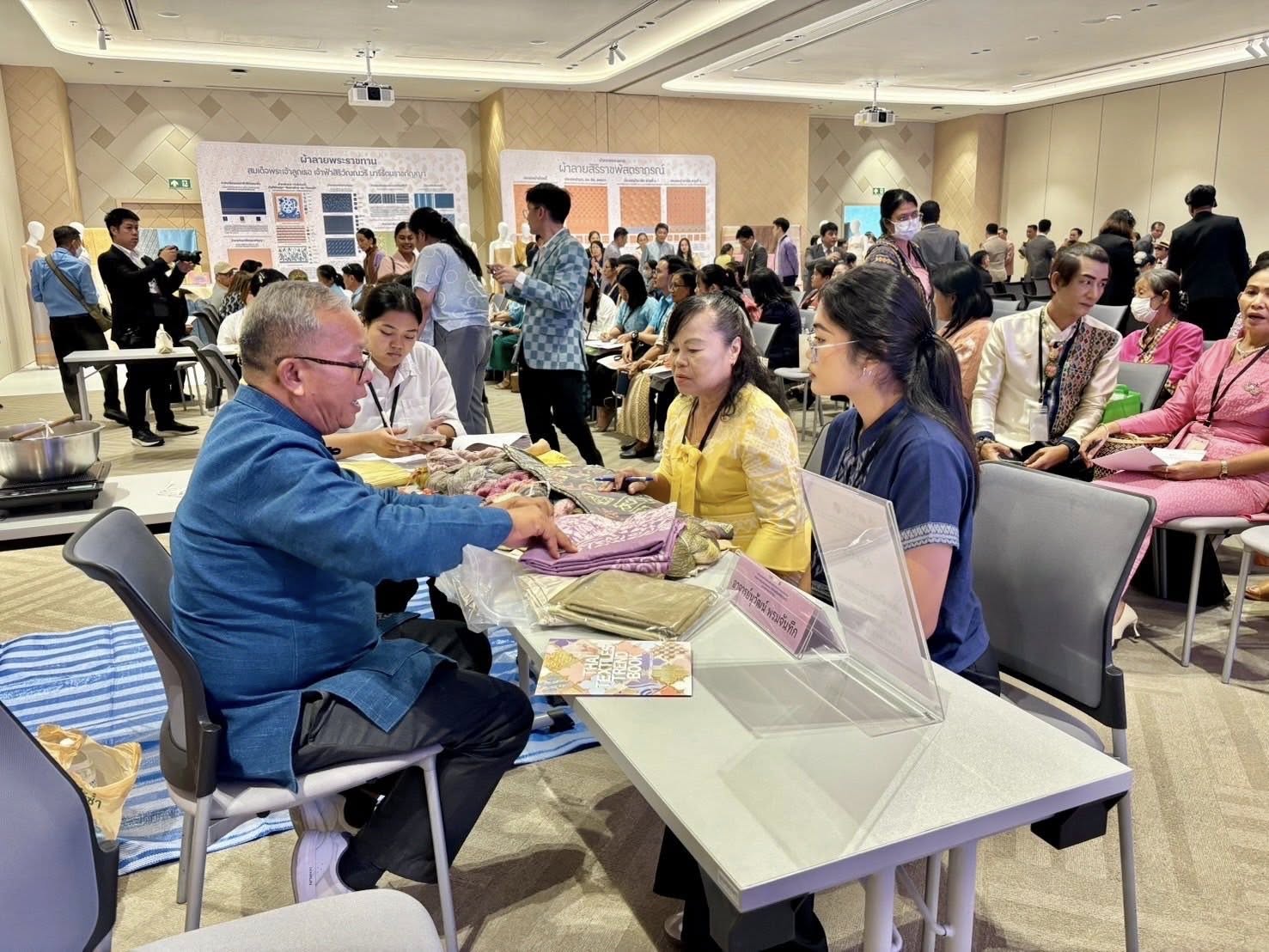 พช.อยุธยา ร่วมโครงการยกระดับการพัฒนาผลิตภัณฑ์ภูมิปัญญาผ้าไทยและงานหัตถกรรม กิจกรรมที่ 1 การ Coaching ผ้าลายพระราชทานและงานหัตถกรรม ประจำปี 2568