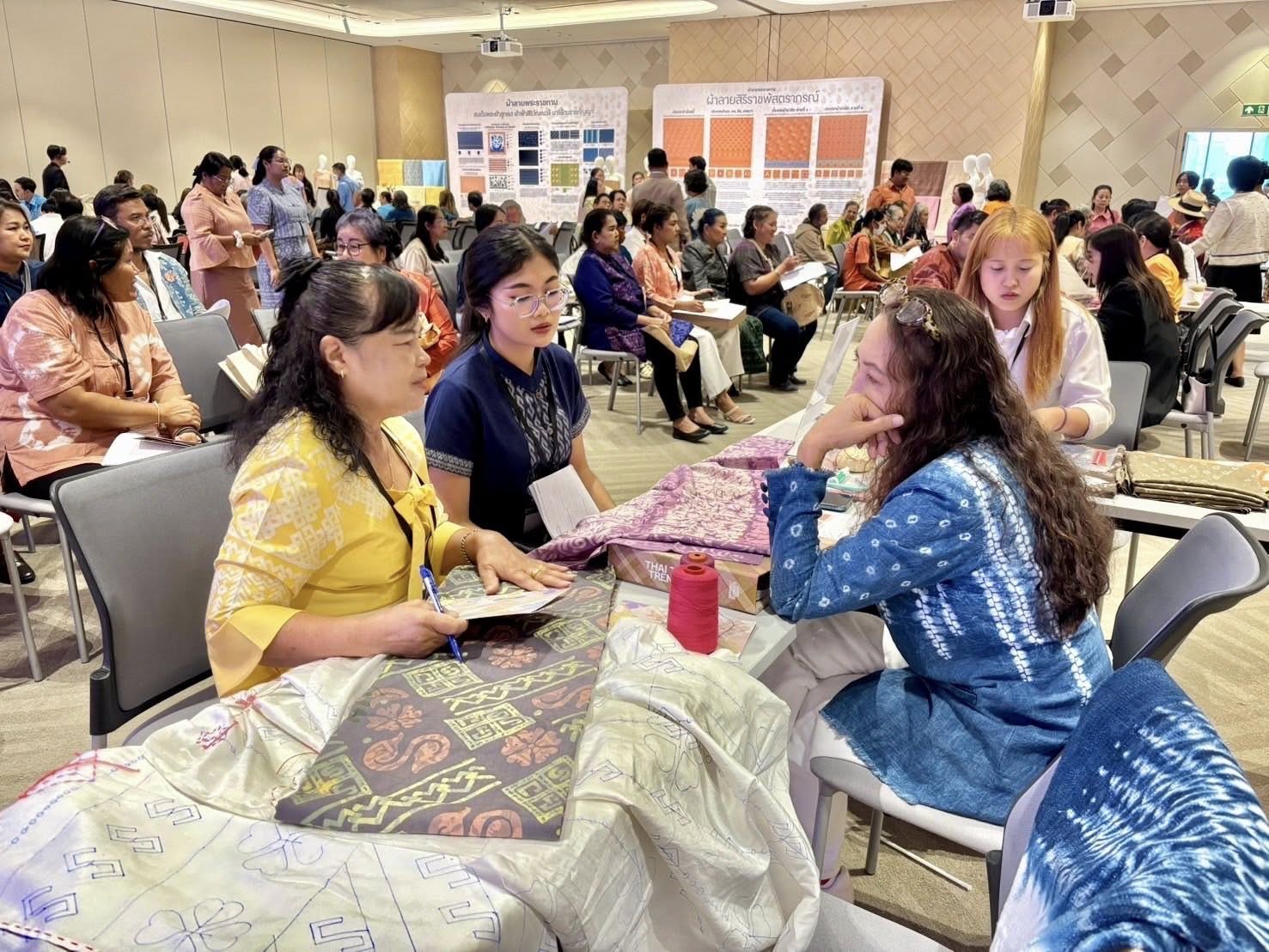 พช.อยุธยา ร่วมโครงการยกระดับการพัฒนาผลิตภัณฑ์ภูมิปัญญาผ้าไทยและงานหัตถกรรม กิจกรรมที่ 1 การ Coaching ผ้าลายพระราชทานและงานหัตถกรรม ประจำปี 2568