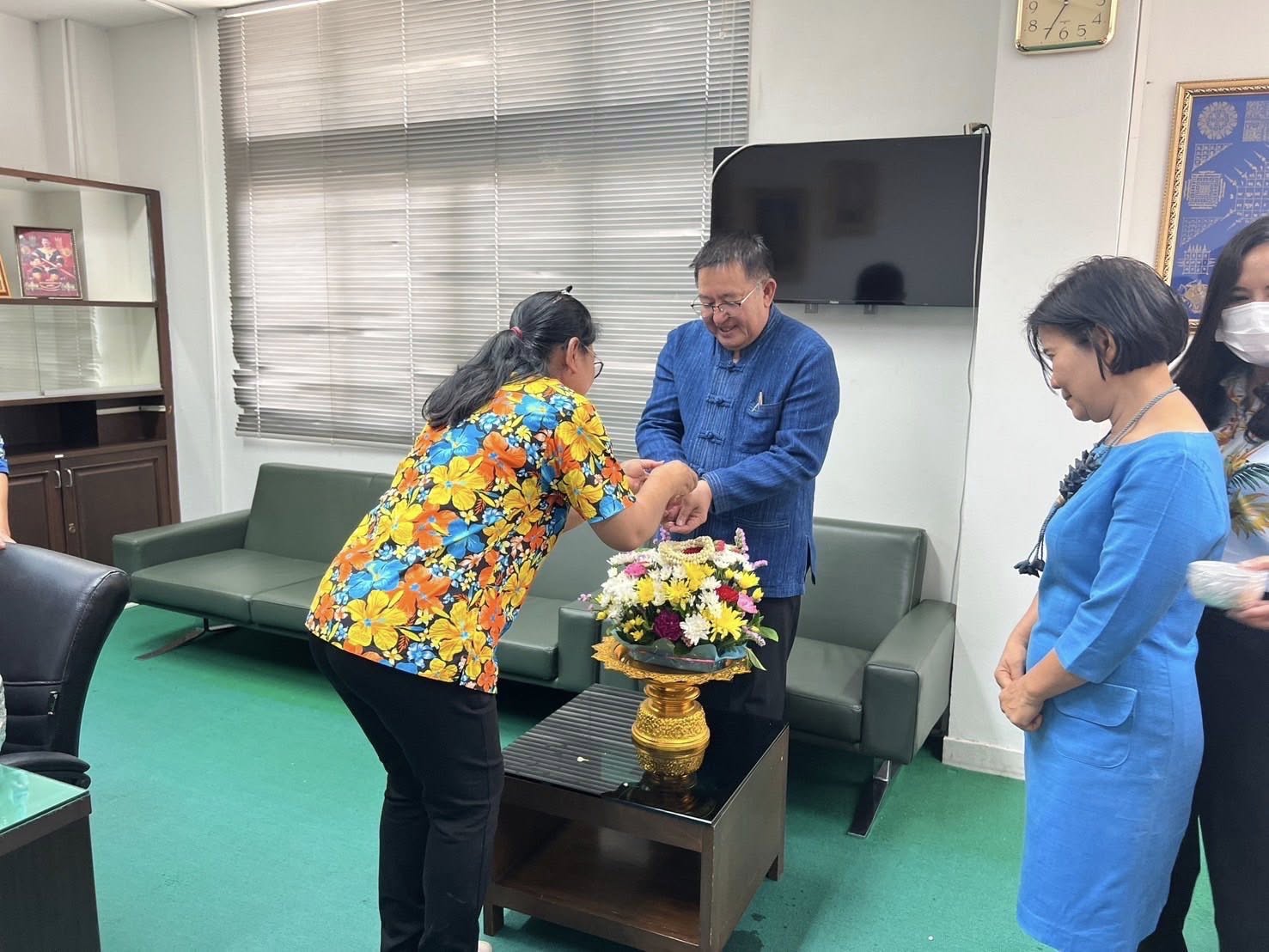 พช.อยุธยา รดน้ำขอพร รองผู้ว่าราชการจังหวัดพระนครศรีอยุธยา รับศุภวารดิถีขึ้นปีใหม่ไทย สงกรานต์ 2568