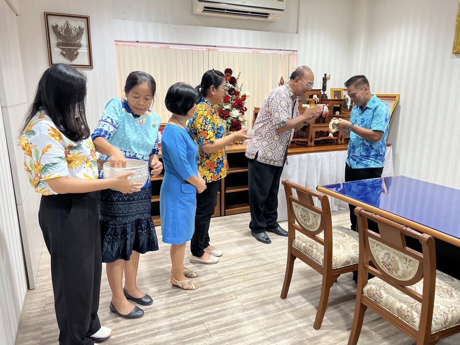พช.อยุธยา รดน้ำขอพร รองผู้ว่าราชการจังหวัดพระนครศรีอยุธยา รับศุภวารดิถีขึ้นปีใหม่ไทย สงกรานต์ 2568
