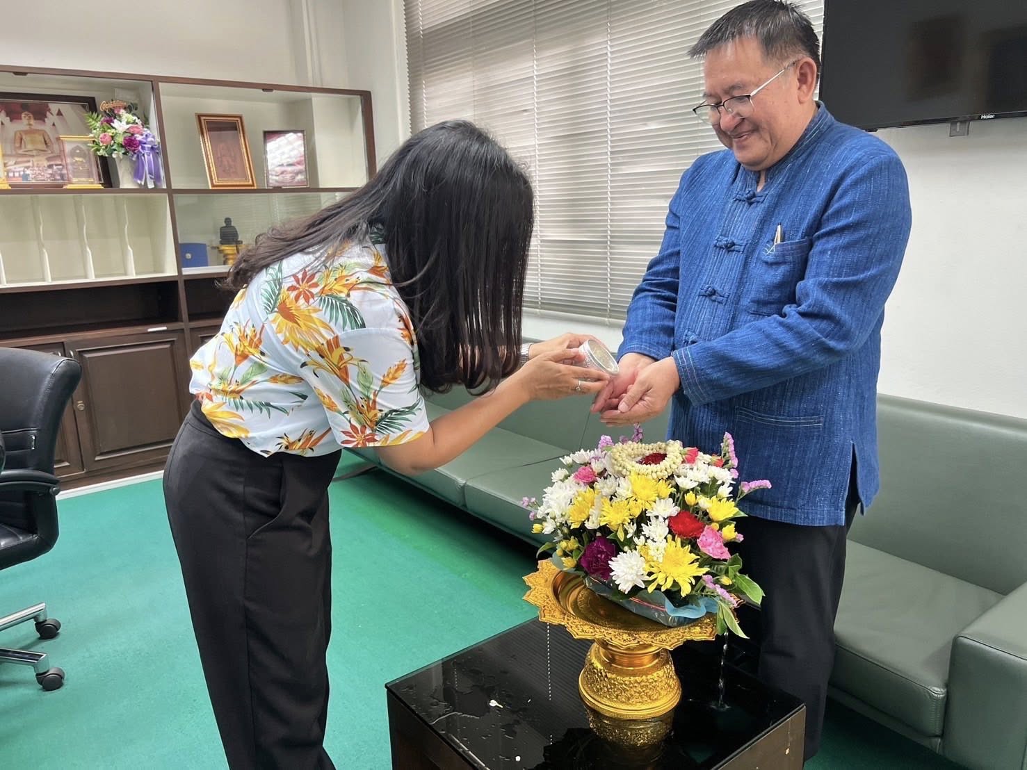 พช.อยุธยา รดน้ำขอพร รองผู้ว่าราชการจังหวัดพระนครศรีอยุธยา รับศุภวารดิถีขึ้นปีใหม่ไทย สงกรานต์ 2568