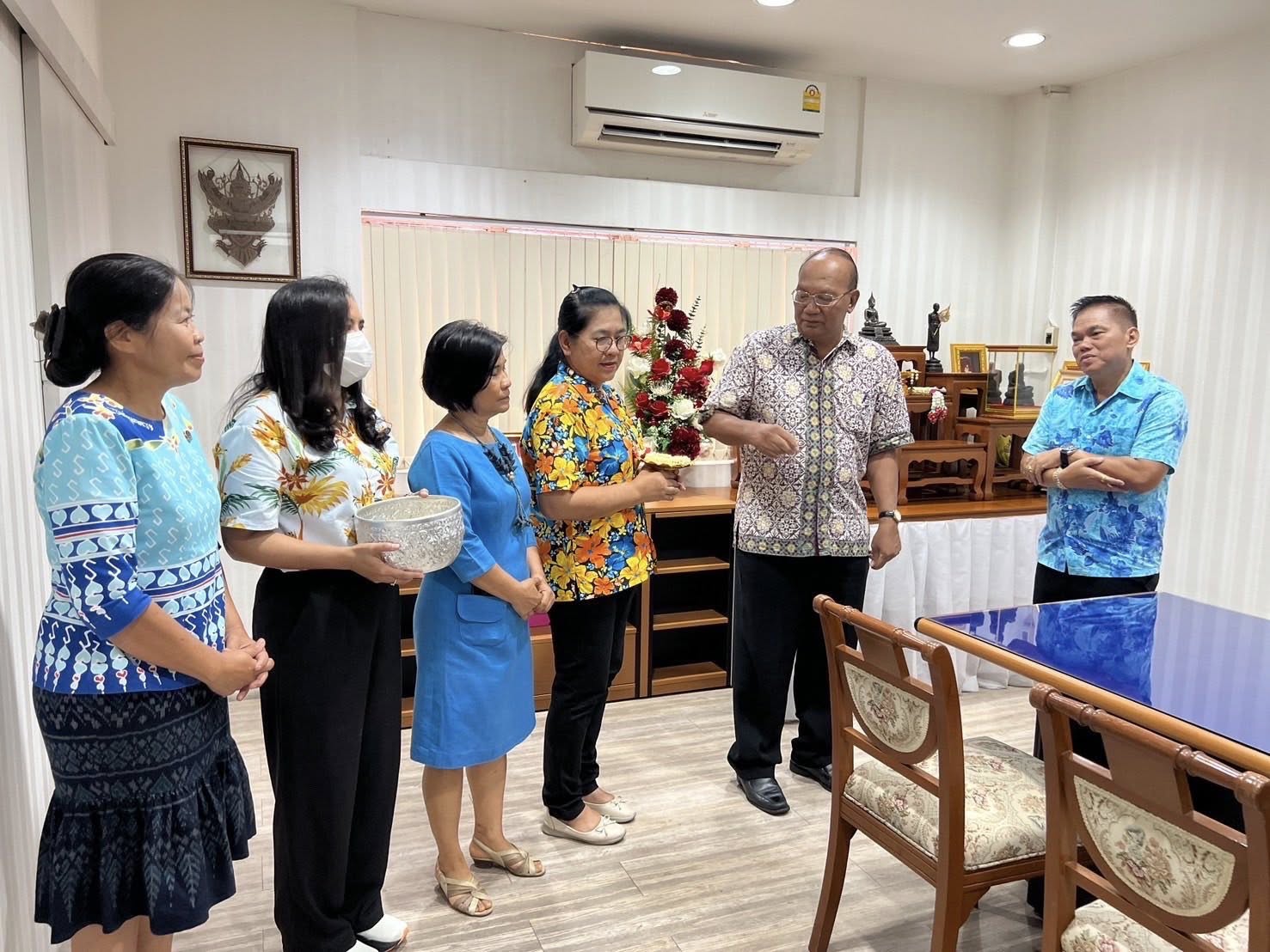 พช.อยุธยา รดน้ำขอพร รองผู้ว่าราชการจังหวัดพระนครศรีอยุธยา รับศุภวารดิถีขึ้นปีใหม่ไทย สงกรานต์ 2568