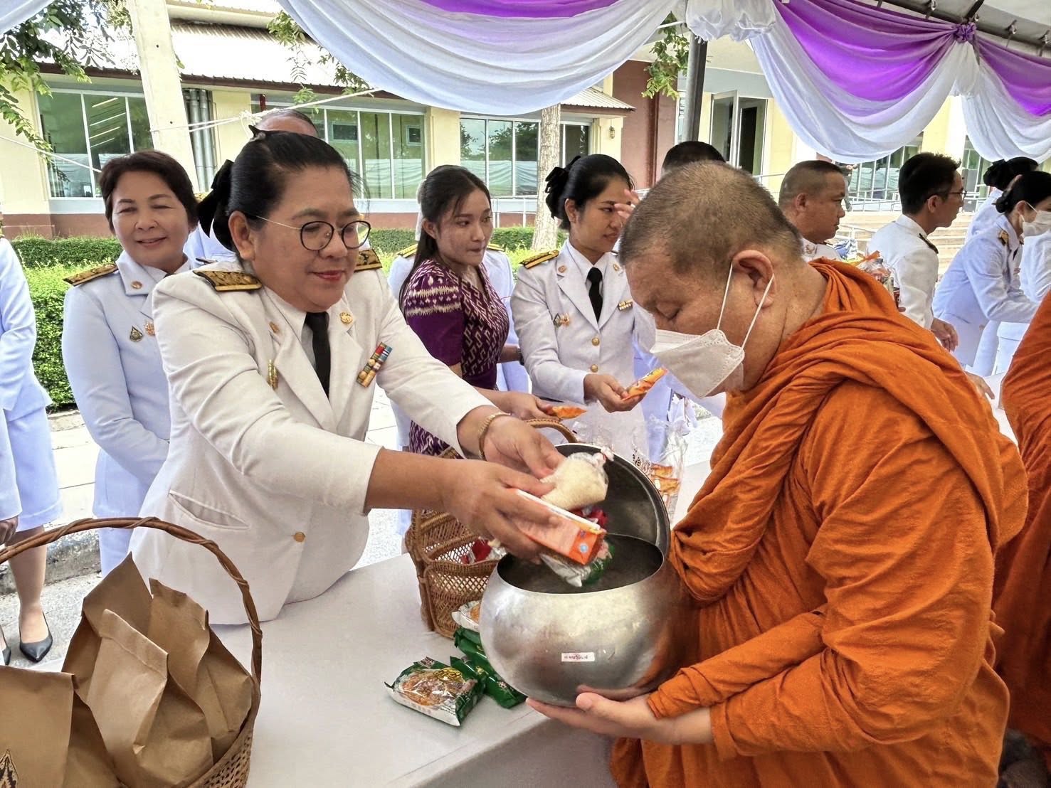 พช.อยุธยา ร่วมพิธีเจริญพระพุทธมนต์และทำบุญตักบาตรถวายพระราชกุศลเพื่อเฉลิมพระเกียรติสมเด็จพระนางเจ้าฯ พระบรมราชินี เนื่องในโอกาสวันเฉลิมพระชนมพรรษา 3 มิถุนายน 2568