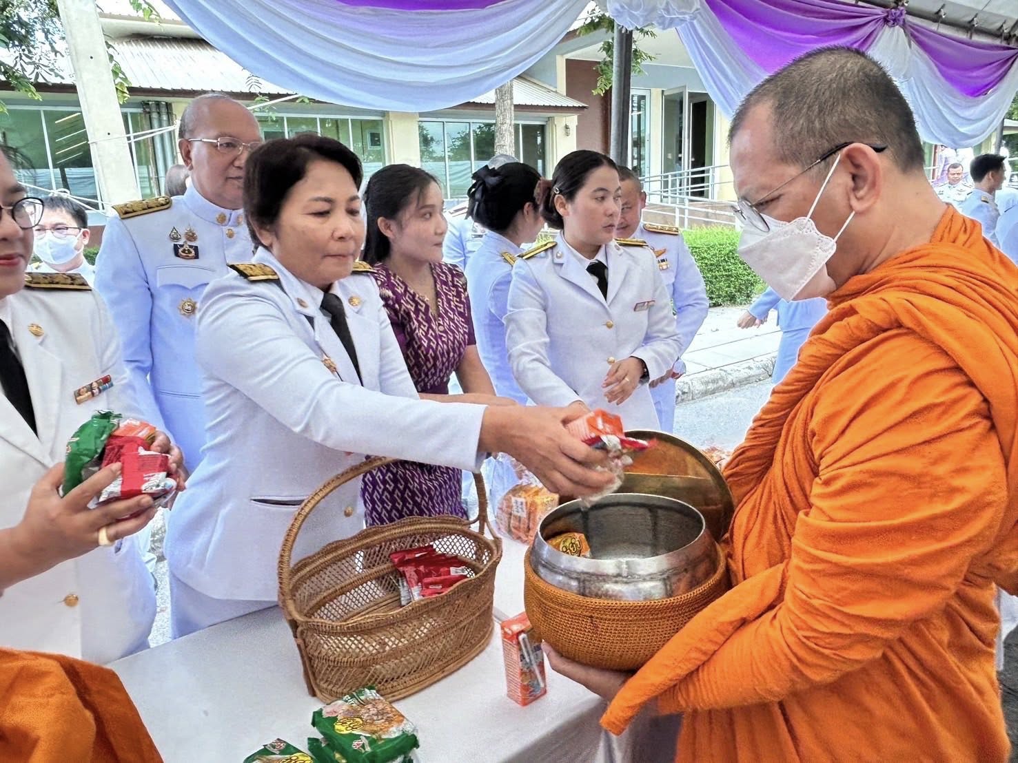 พช.อยุธยา ร่วมพิธีเจริญพระพุทธมนต์และทำบุญตักบาตรถวายพระราชกุศลเพื่อเฉลิมพระเกียรติสมเด็จพระนางเจ้าฯ พระบรมราชินี เนื่องในโอกาสวันเฉลิมพระชนมพรรษา 3 มิถุนายน 2568