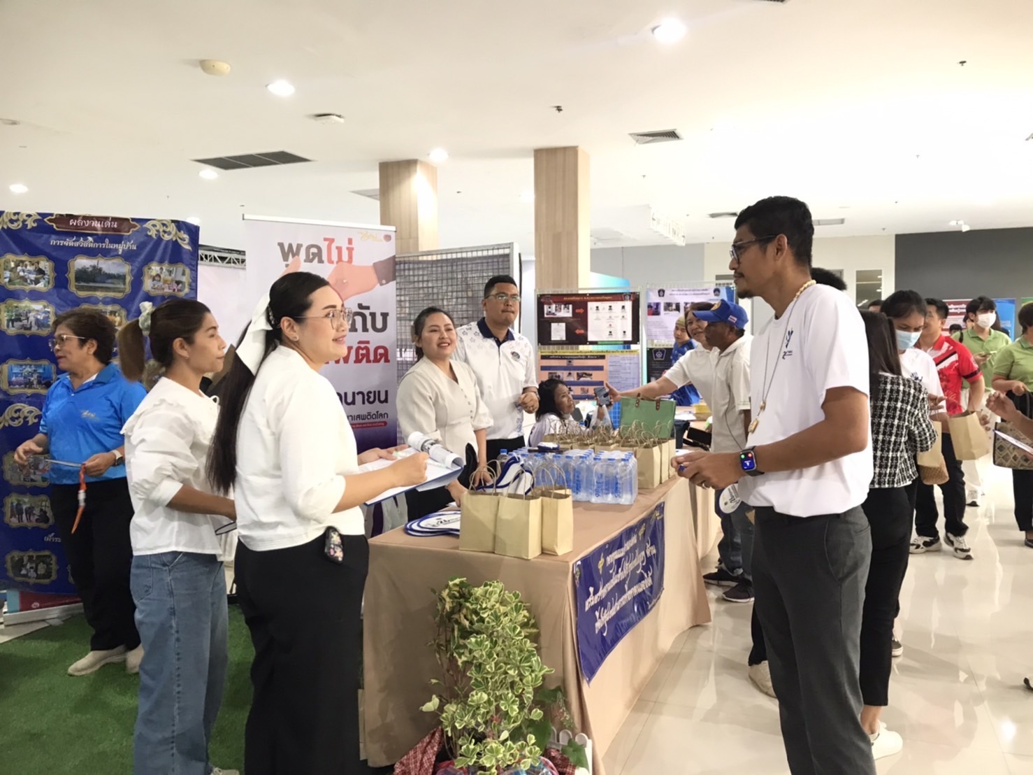 พช.อยุธยา นำเครือข่ายกองทุนแม่ของแผ่นดินร่วมแสดงพลังต่อต้านยาเสพติด เนื่องในมหกรรมวันต่อต้านยาเสพติดโลก (26 มิถุนายน) ประจำปี พ.ศ. 2568