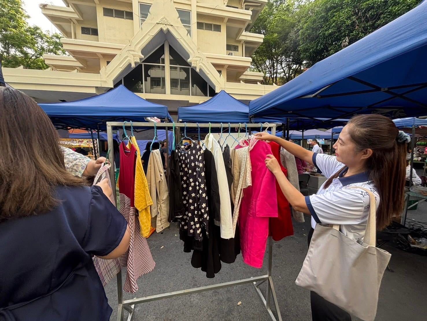 พช.อยุธยา ดำเนินโครงการ พช.อยุธยา”เปลี่ยนของเก่าเล่าเรื่องใหม่ เพื่อแก้ไขปัญหาความยากจน” ขายสินค้ามือสอง นำรายได้ช่วยเหลือครัวเรือนเป้าหมาย TPMAP ครัวเรือนเปราะบาง และผู้ด้อยโอกาส